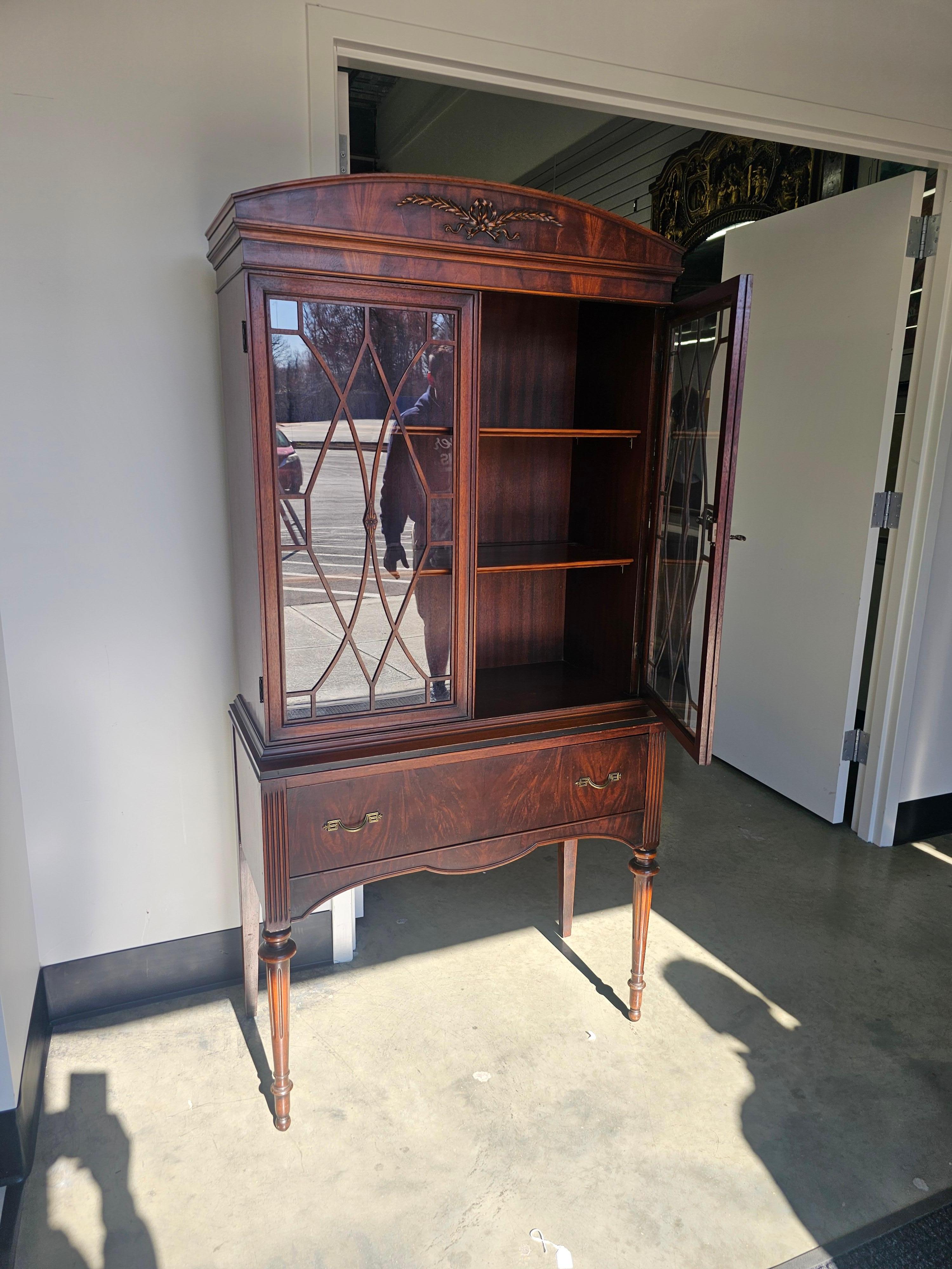 Vitrina librería de estilo federal de caoba con doble puerta acristalada Glaseado en venta