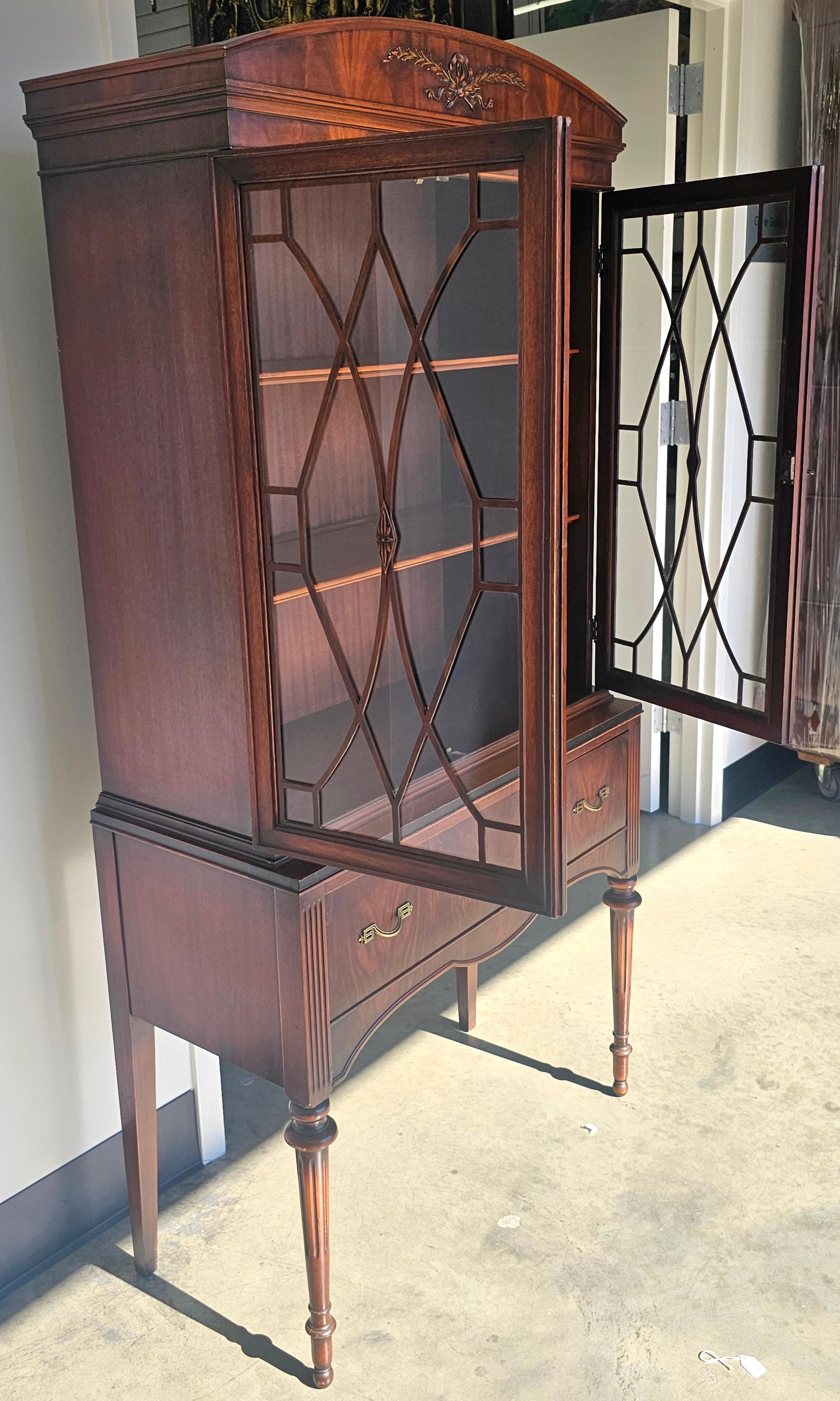 Vitrina librería de estilo federal de caoba con doble puerta acristalada en Bueno estado para la venta en Germantown, MD