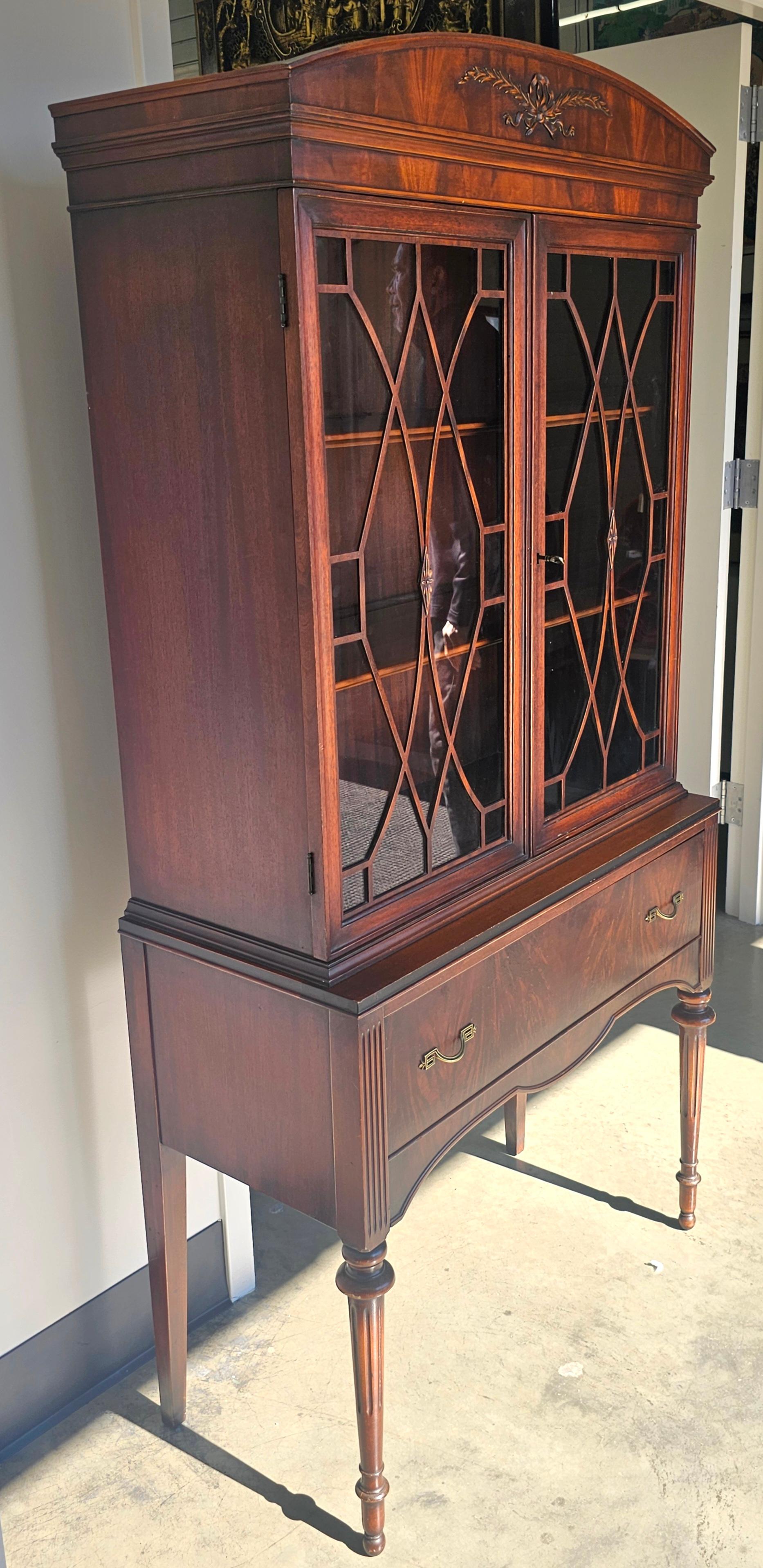 Vitrina librería de estilo federal de caoba con doble puerta acristalada siglo XX en venta
