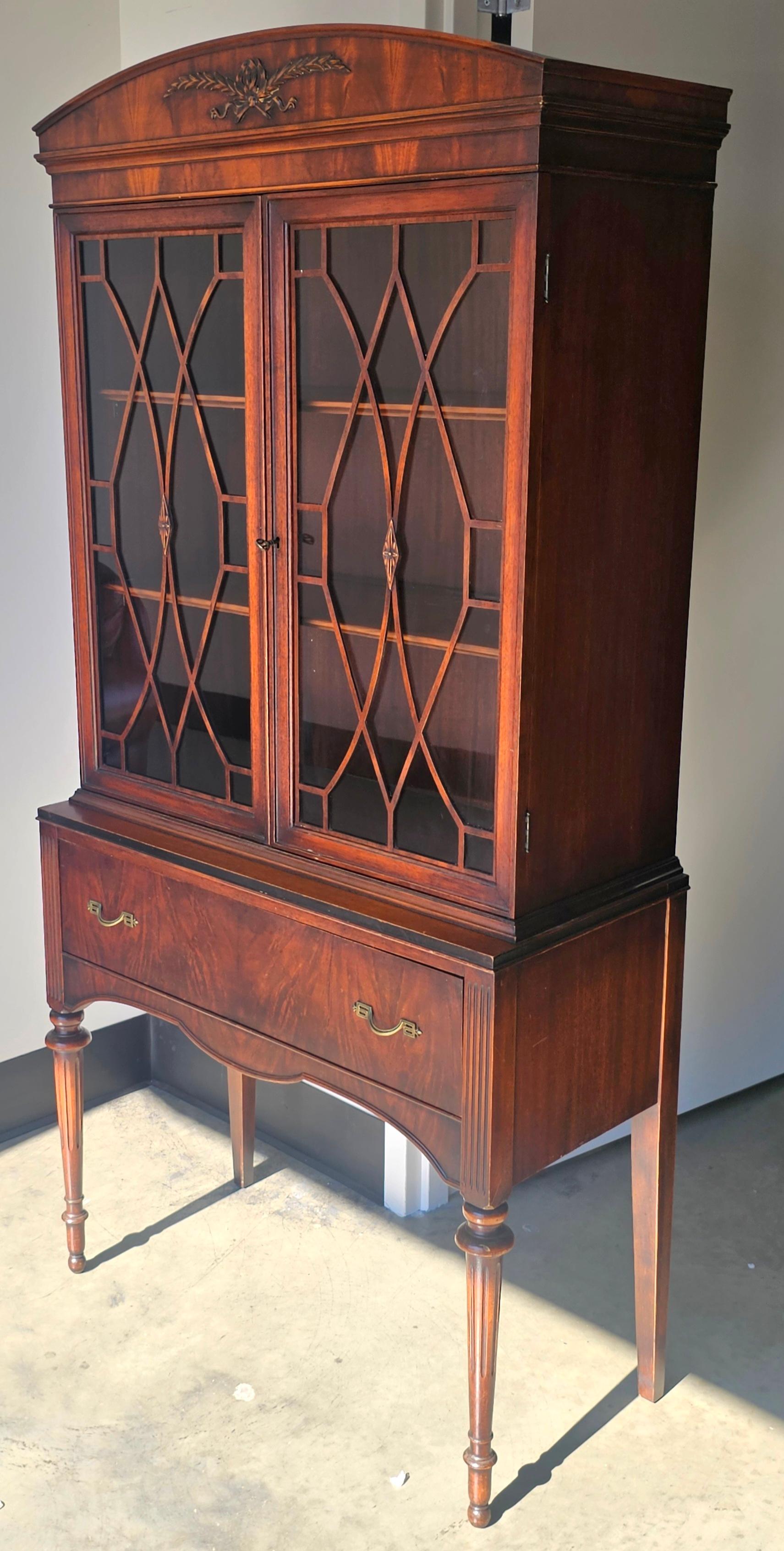 Vitrina librería de estilo federal de caoba con doble puerta acristalada Vidrio en venta