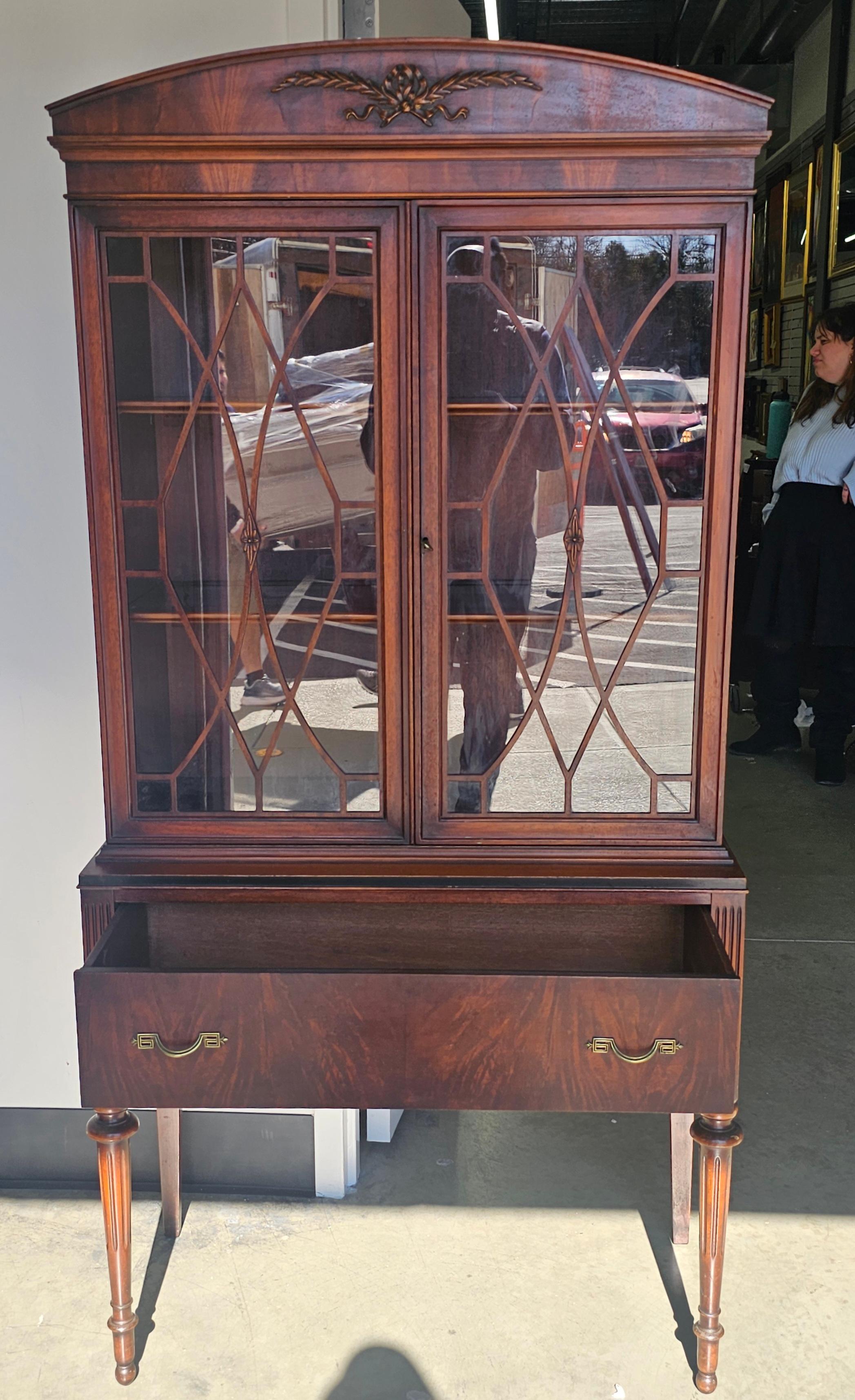 Vitrina librería de estilo federal de caoba con doble puerta acristalada en venta 1