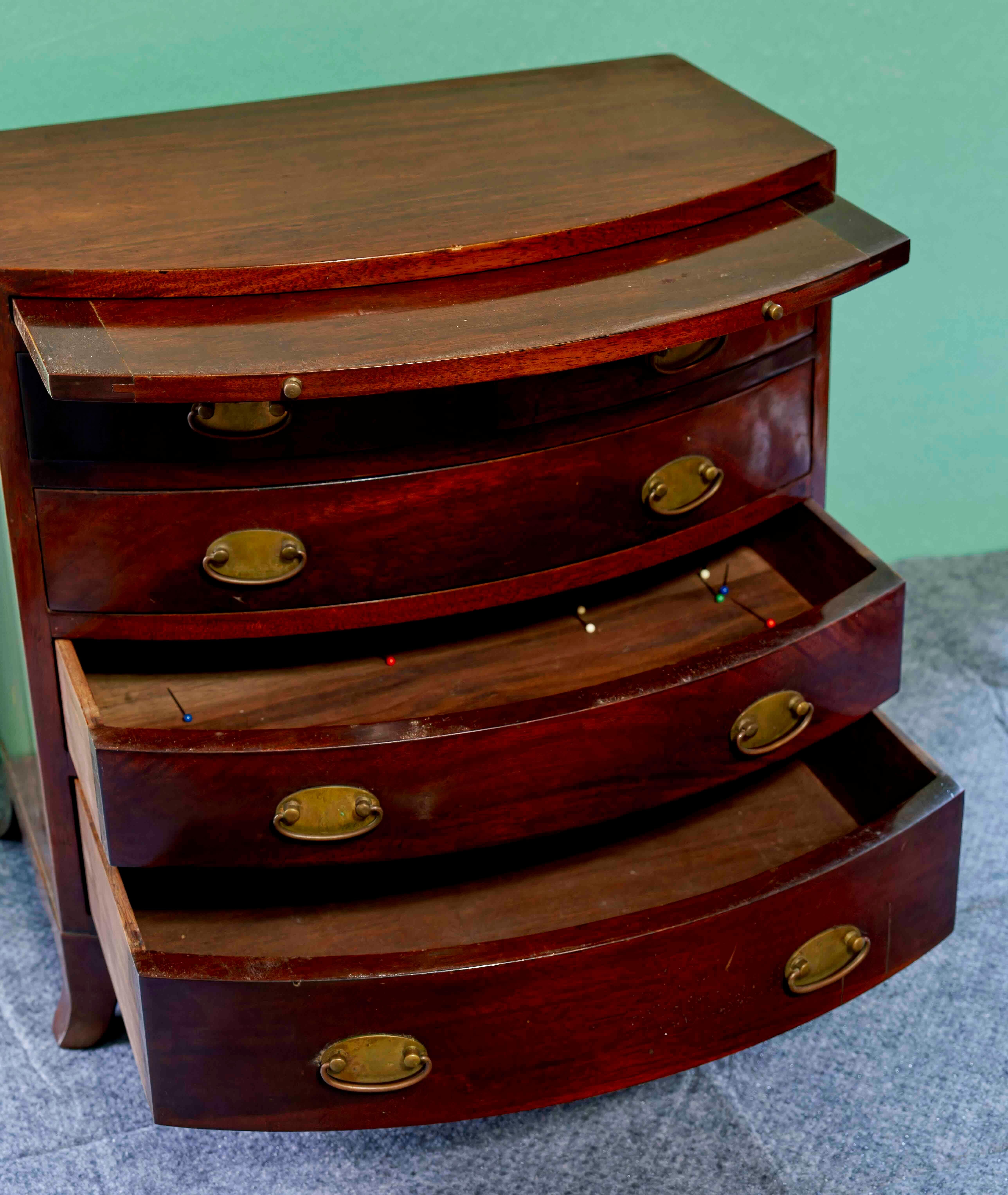 Cassettiera in miniatura in mogano in stile Feder

 Possibile campione di venditore

Circa 1900