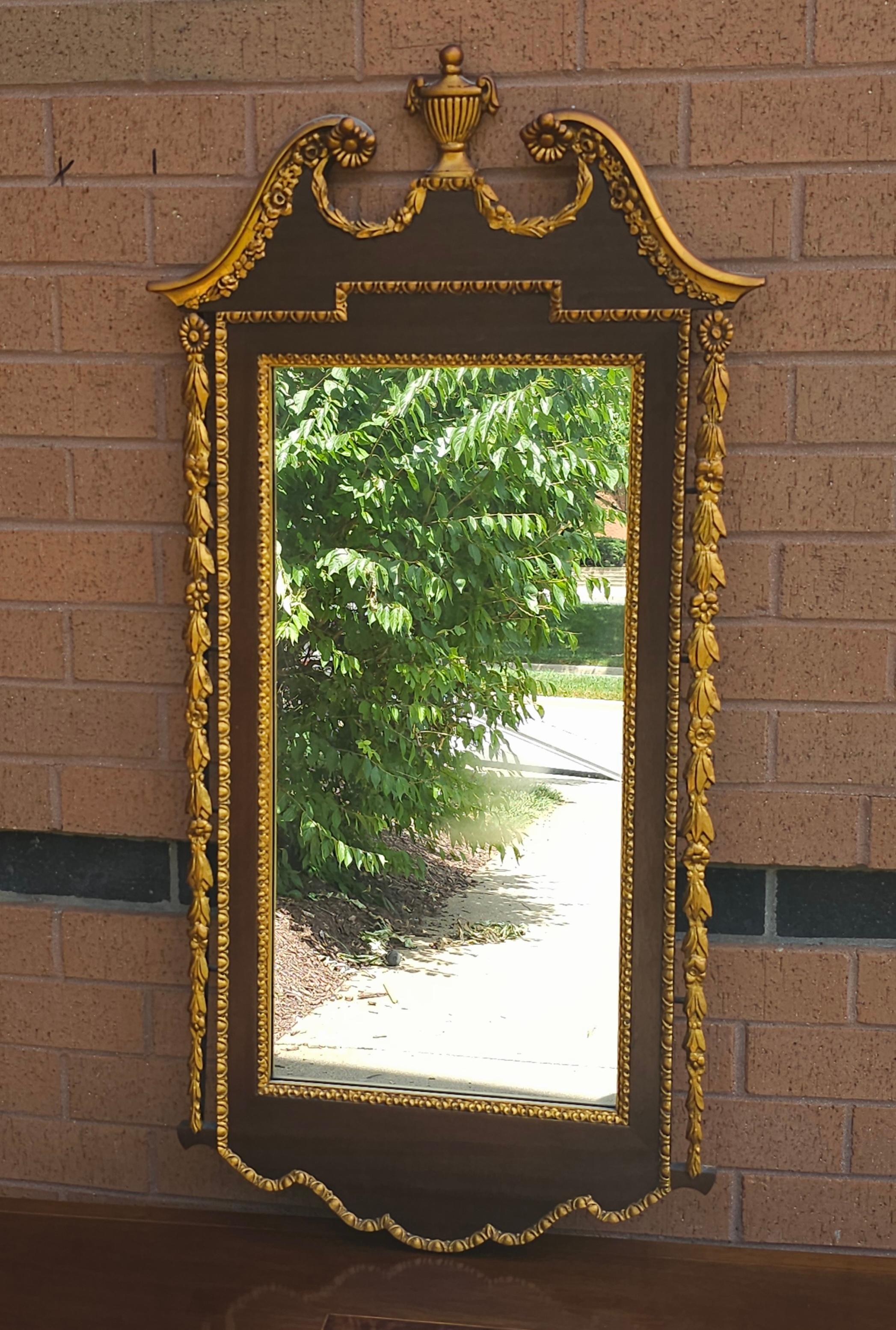Fédéral Miroir à encadrement en acajou décoré de dorures, de style Feder. en vente