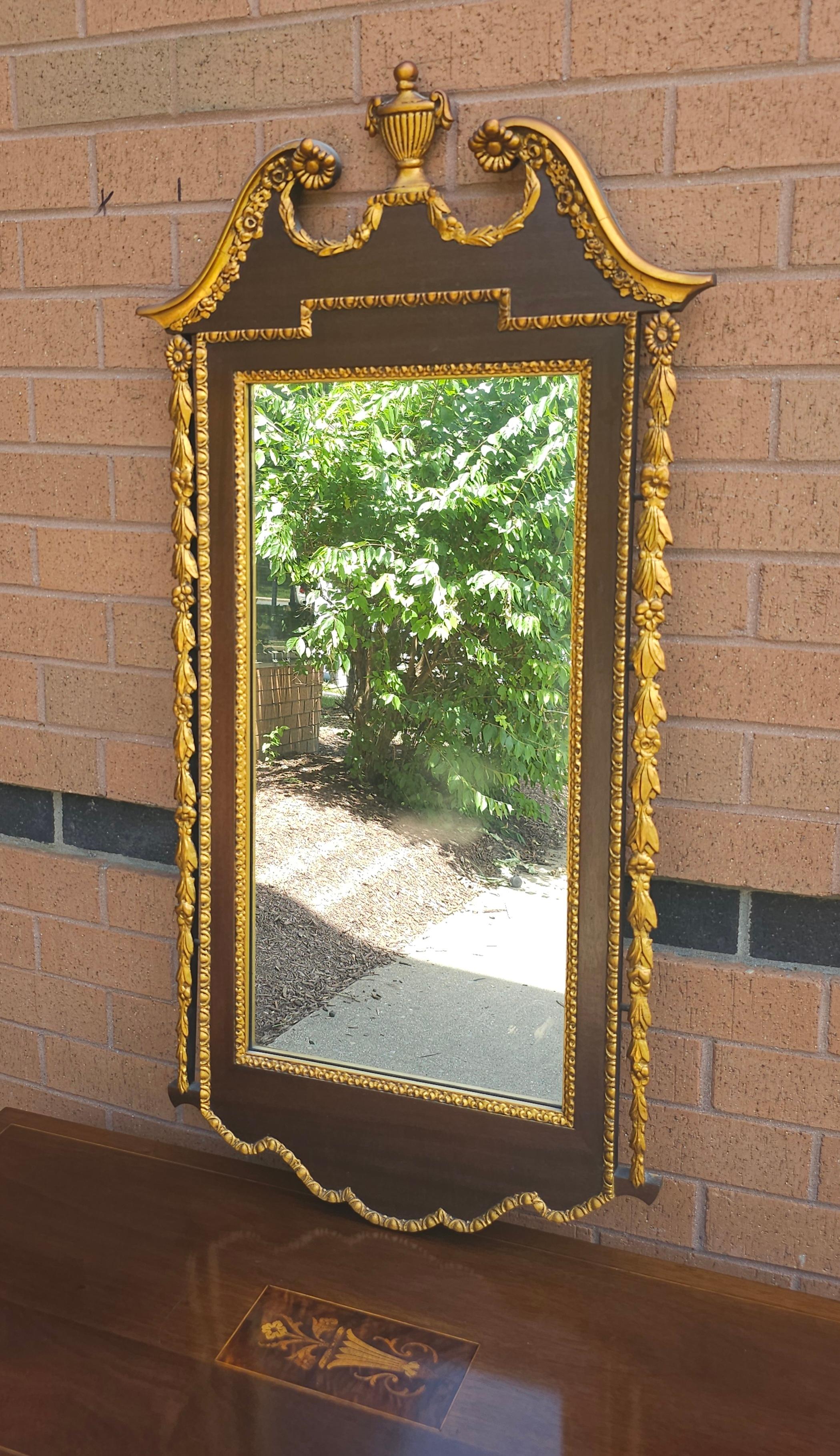 Américain Miroir à encadrement en acajou décoré de dorures, de style Feder. en vente