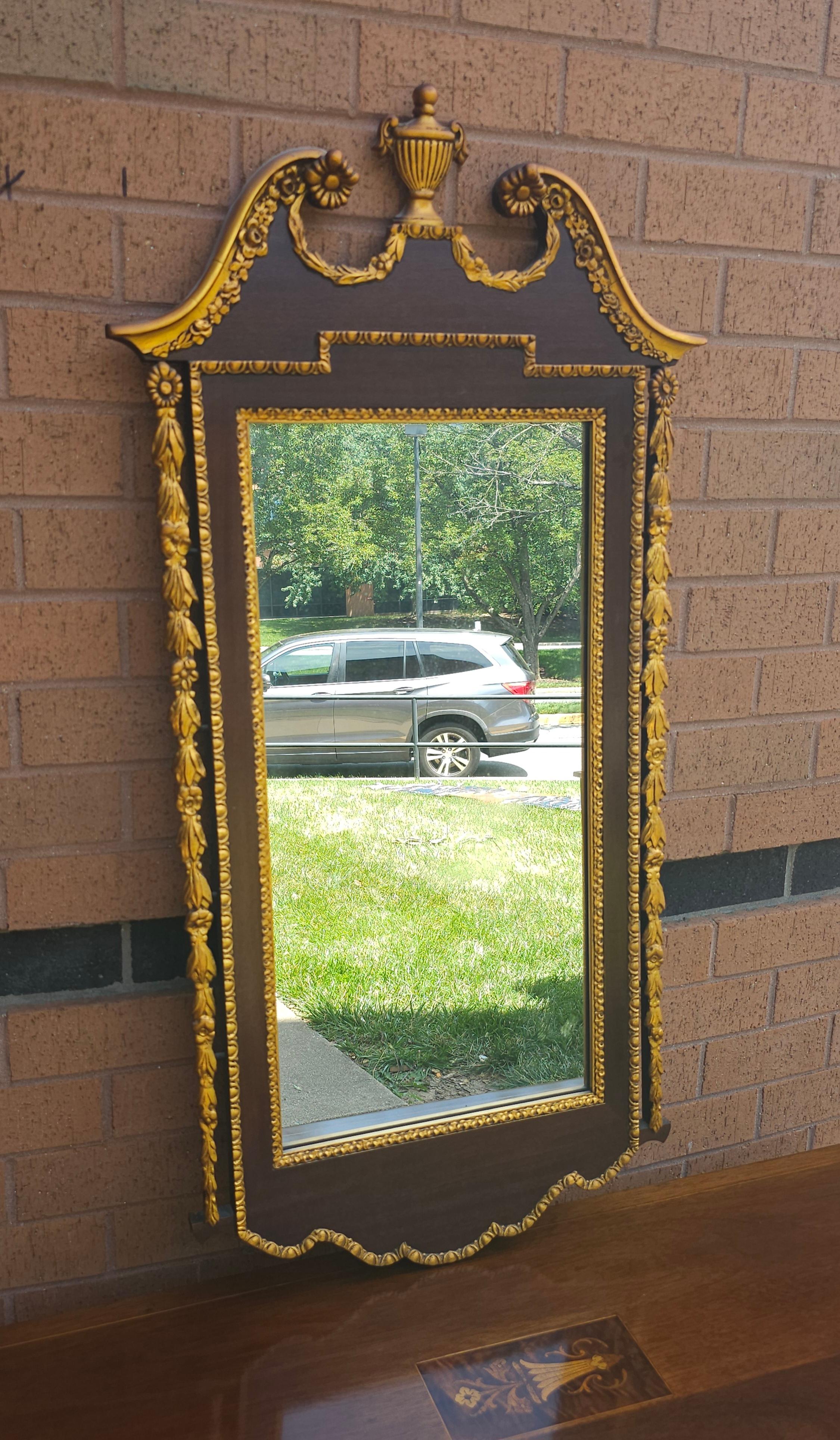 Sculpté Miroir à encadrement en acajou décoré de dorures, de style Feder. en vente
