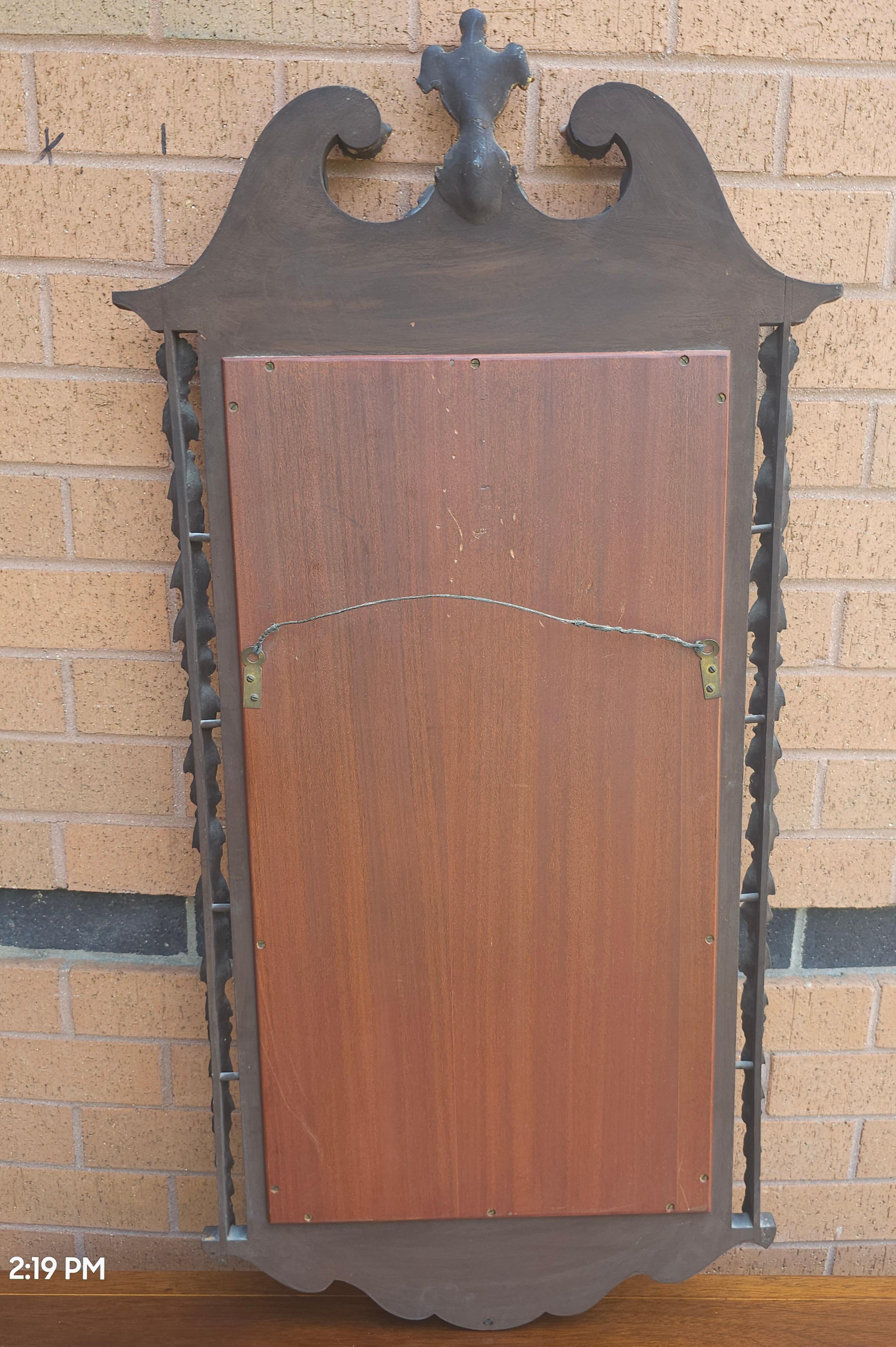 Miroir à encadrement en acajou décoré de dorures, de style Feder. Bon état - En vente à Germantown, MD