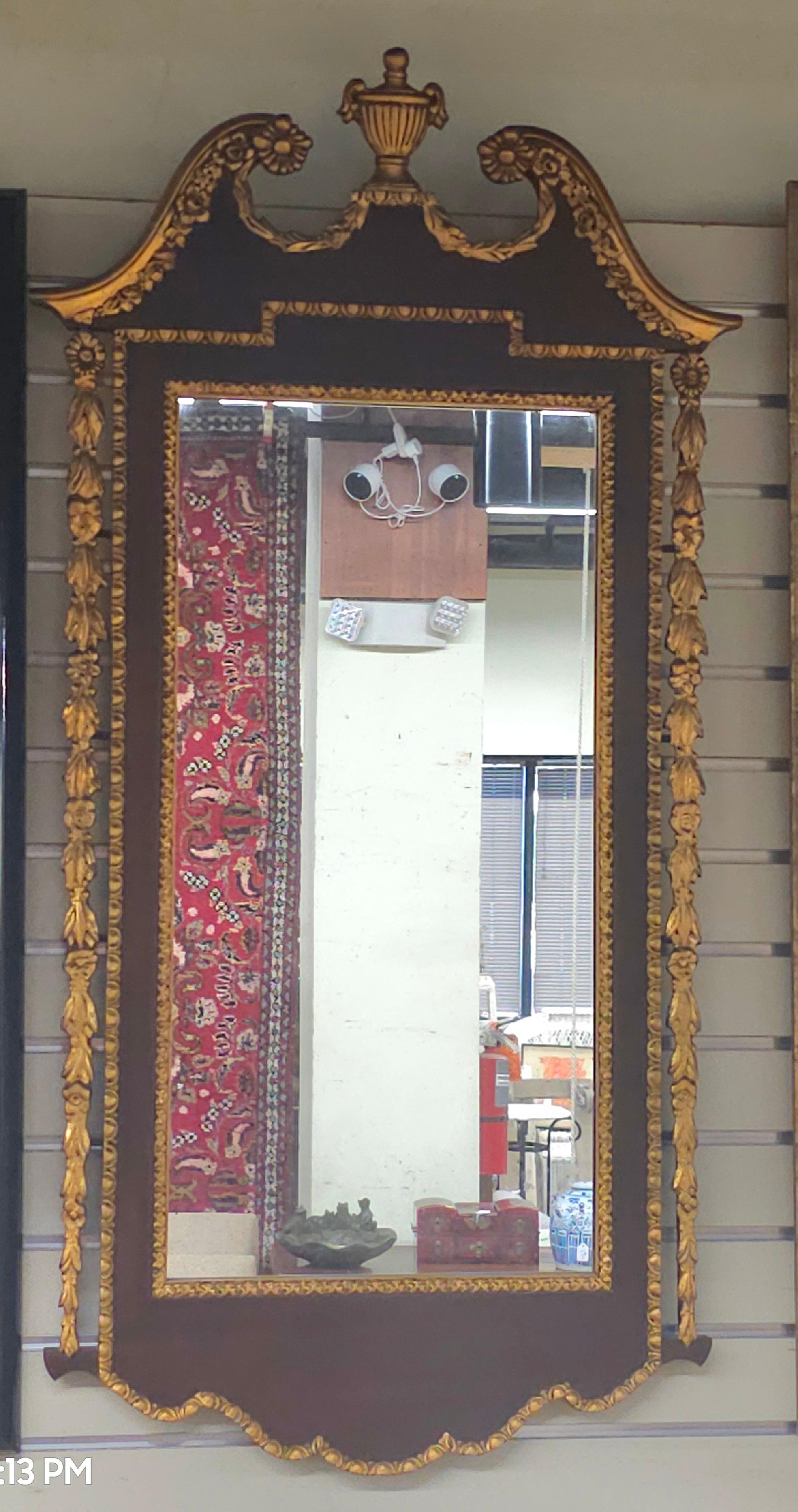 20ième siècle Miroir à encadrement en acajou décoré de dorures, de style Feder. en vente