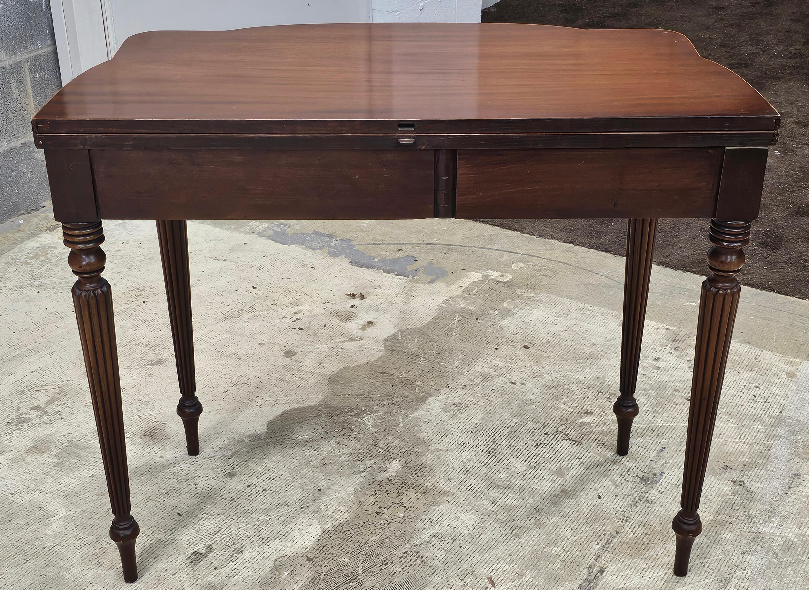 Konsolen-Kartentisch im Federal-Stil aus Mahagoni mit Intarsien aus Seidenholz und gefalteter Platte im Angebot 9