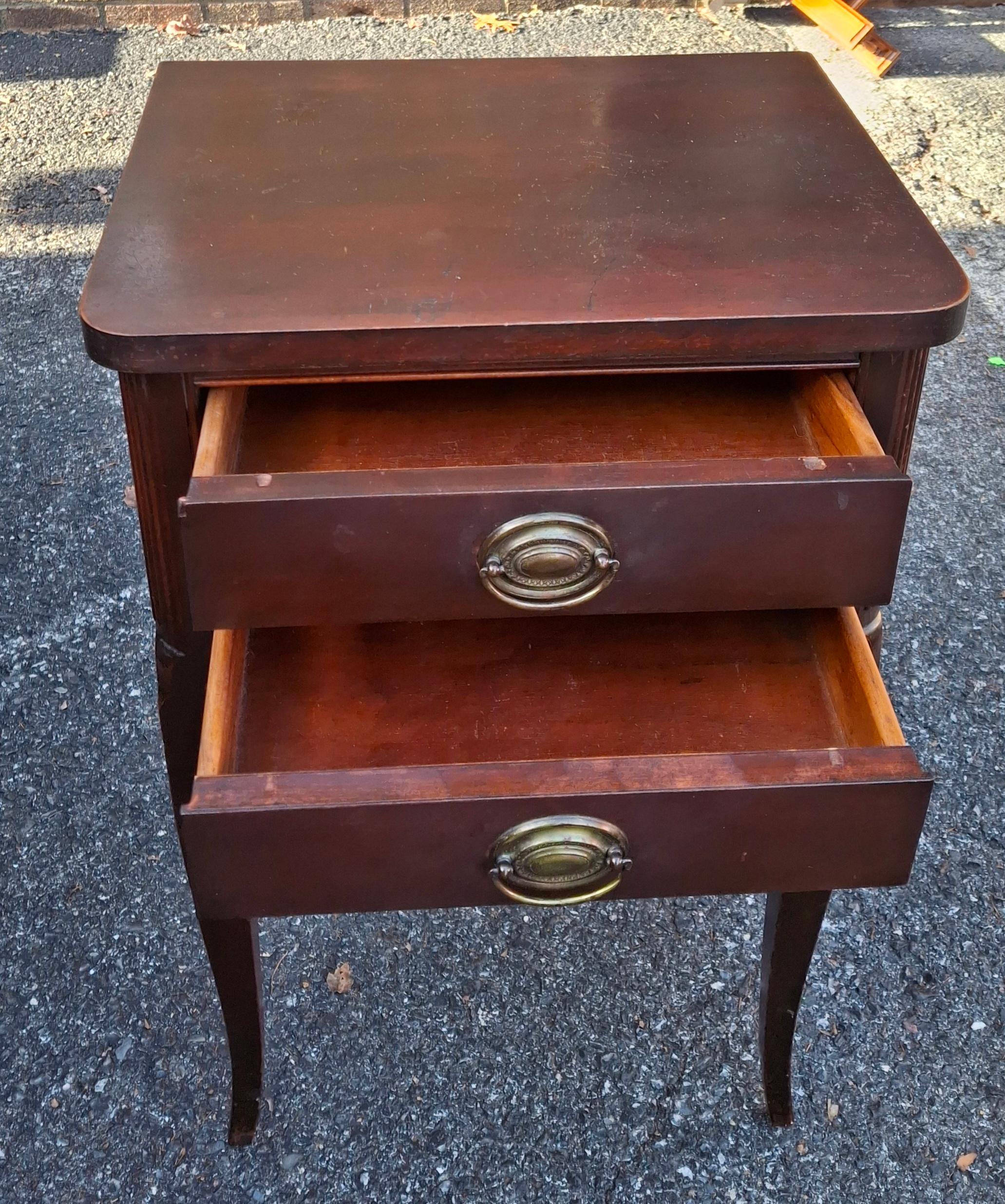 Americano Federal Style Stained Mahogany Two-Drawer Side Table Nightstand, Circa 1940s in vendita