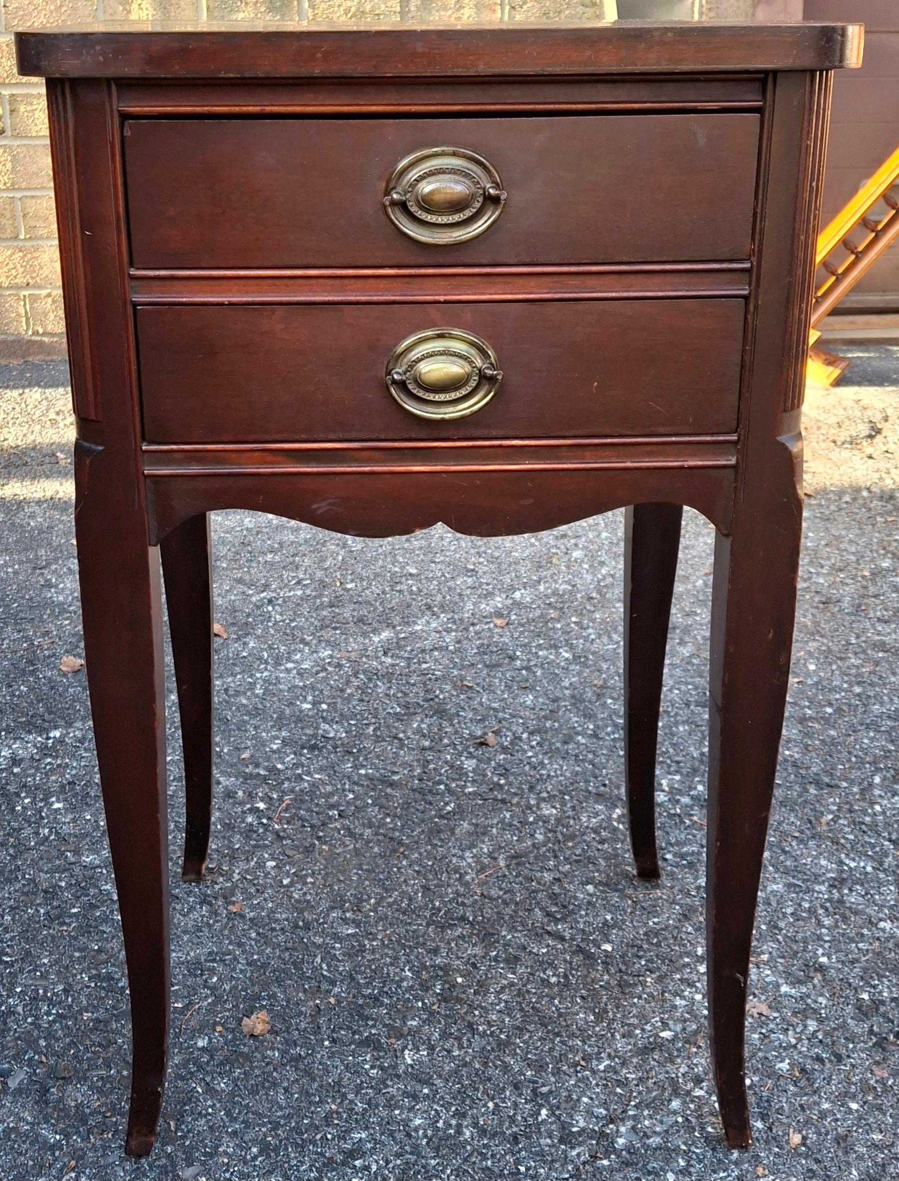 Intagliato Federal Style Stained Mahogany Two-Drawer Side Table Nightstand, Circa 1940s in vendita
