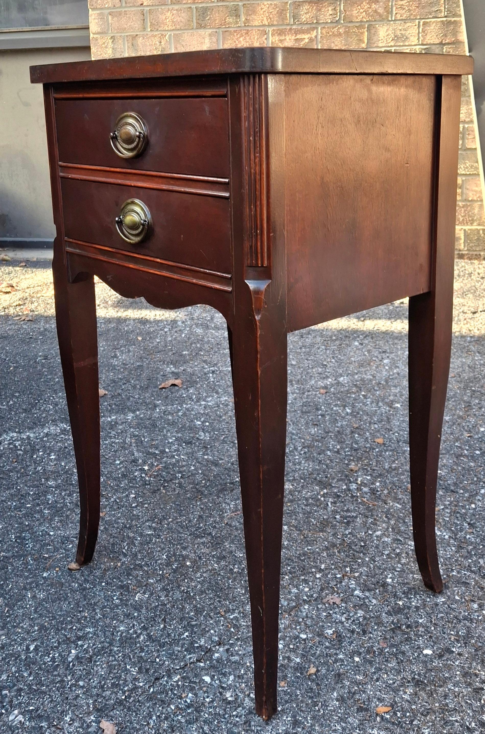 Ottone Federal Style Stained Mahogany Two-Drawer Side Table Nightstand, Circa 1940s in vendita