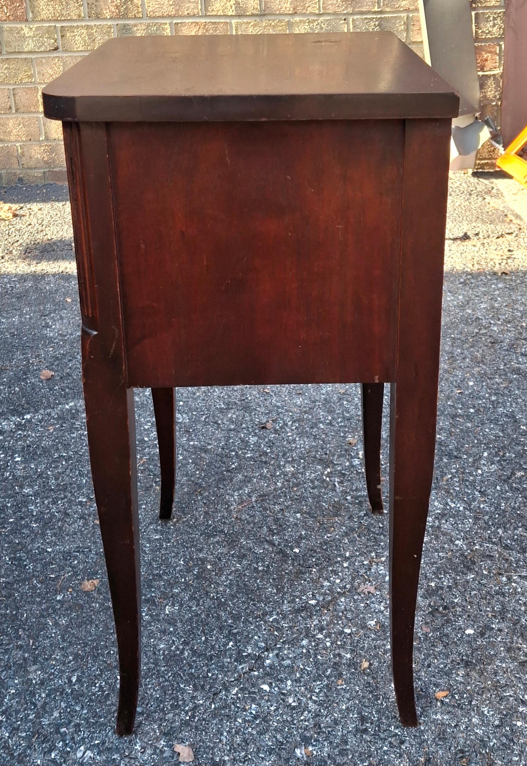 Federal Style Stained Mahogany Two-Drawer Side Table Nightstand, Circa 1940s in vendita 1