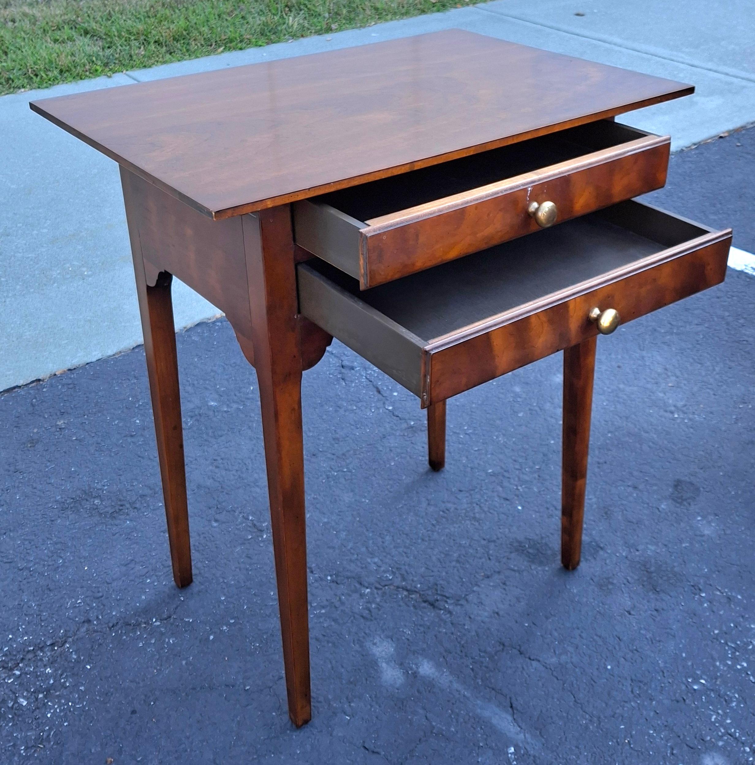 Américain Table de travail à deux tiroirs en cerisier de style Feder Table d'appoint en vente