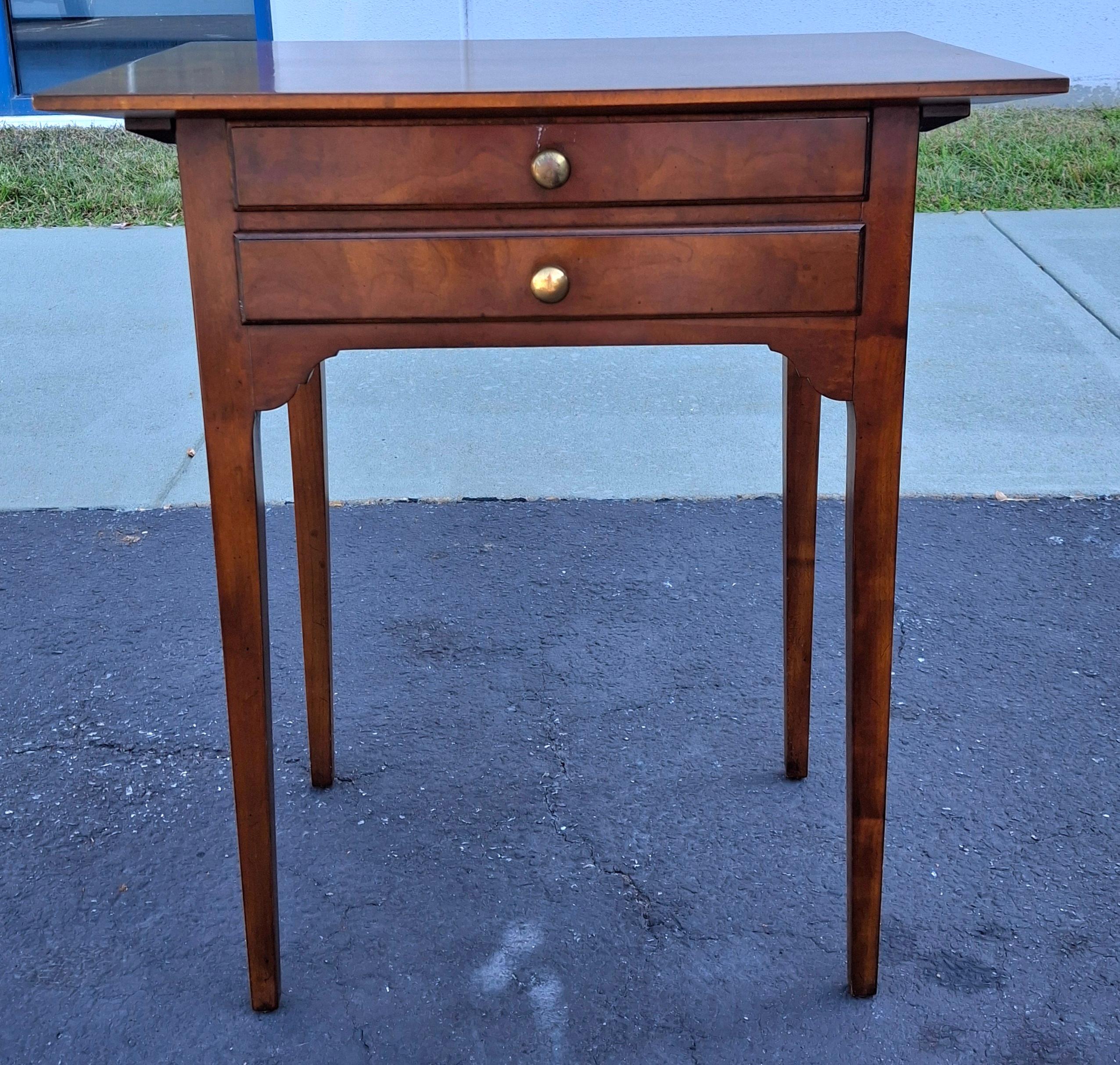 Table de travail à deux tiroirs en cerisier de style Feder Table d'appoint Bon état - En vente à Germantown, MD