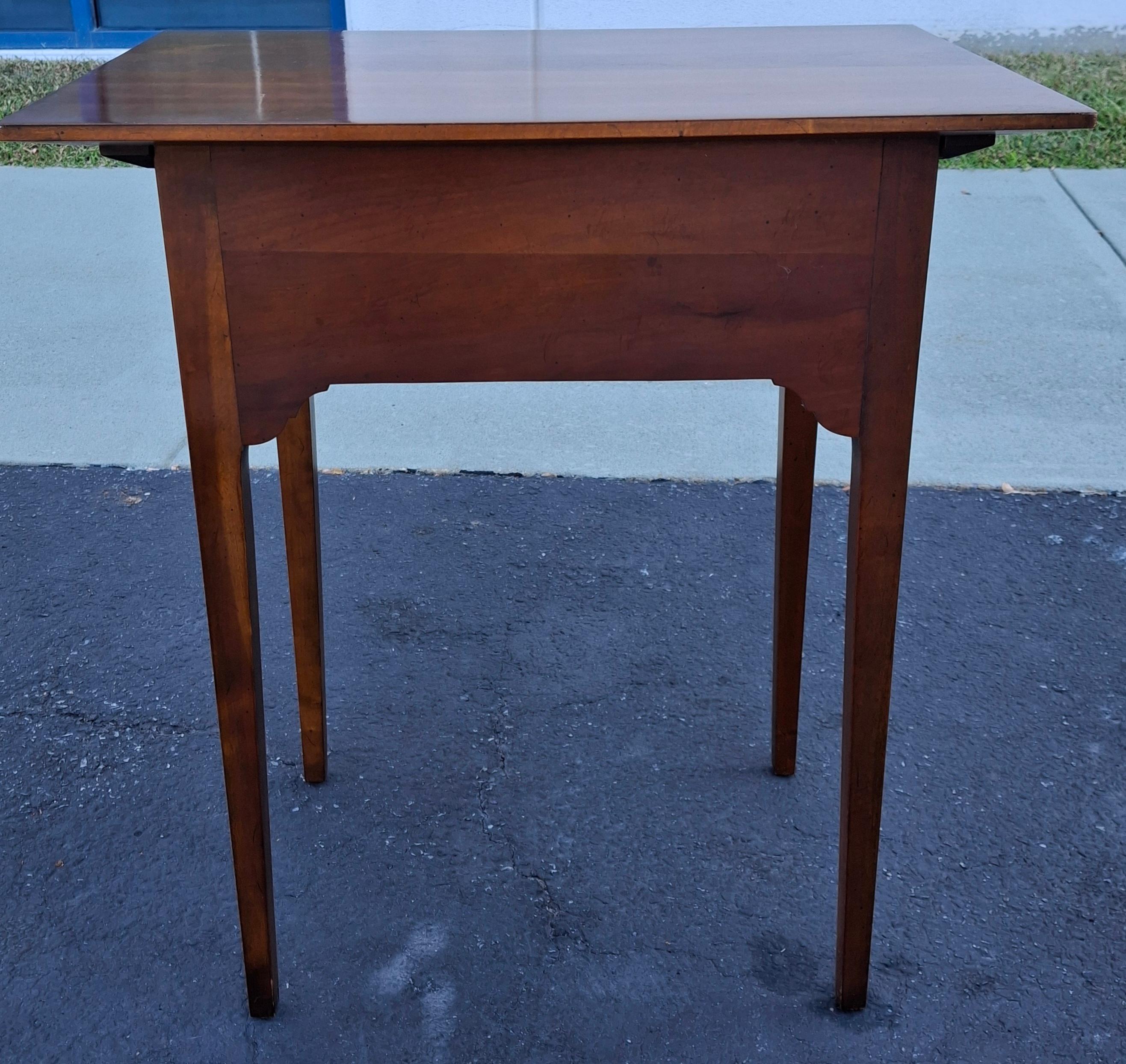 XXIe siècle et contemporain Table de travail à deux tiroirs en cerisier de style Feder Table d'appoint en vente
