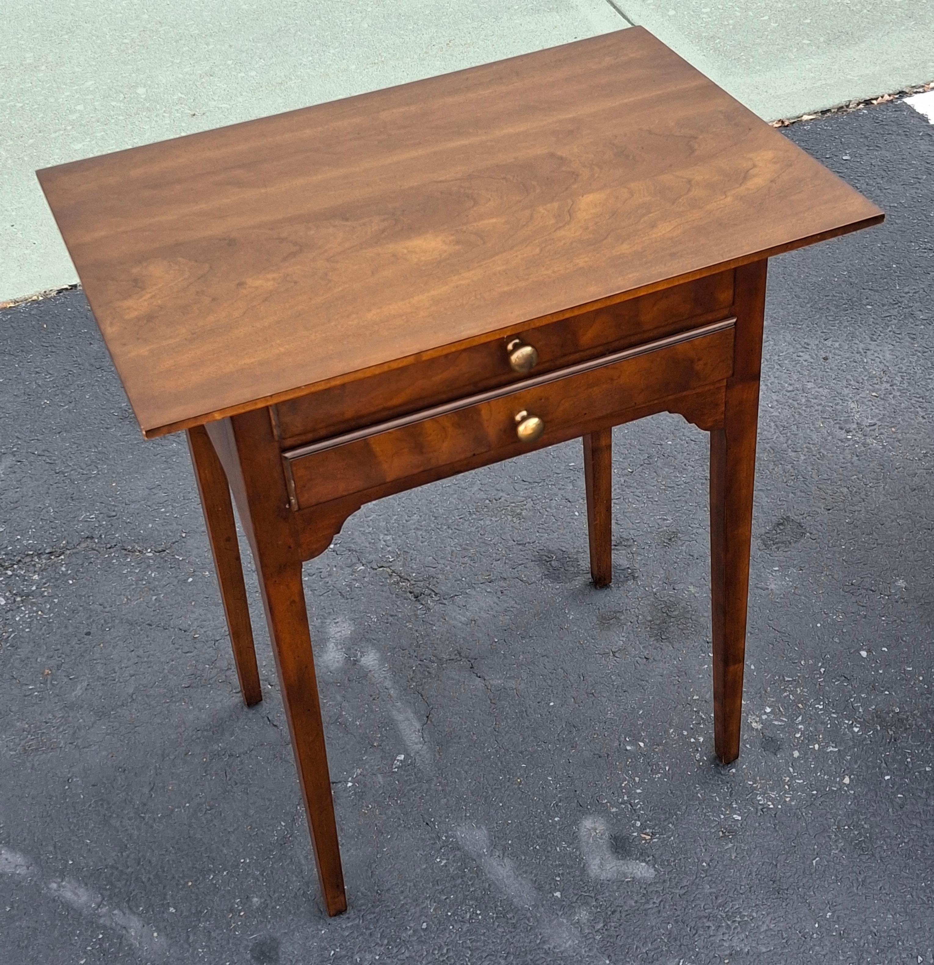 Table de travail à deux tiroirs en cerisier de style Feder Table d'appoint en vente 1