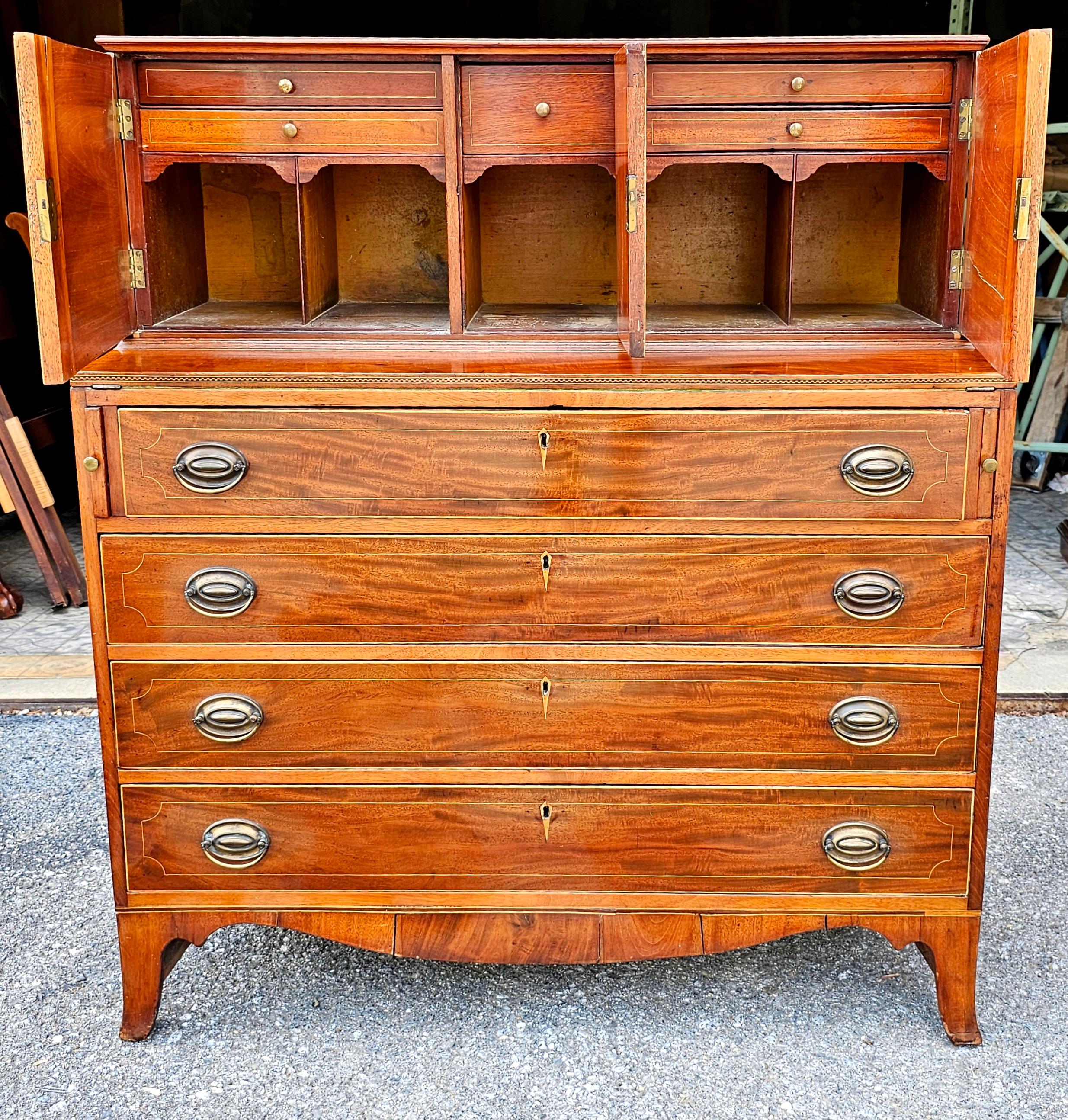 Scrivania con cassettiera in mogano satinato a due parti in stile Feder, circa 1900. Chiave funzionale per gli armadi presenti.
Misura 41