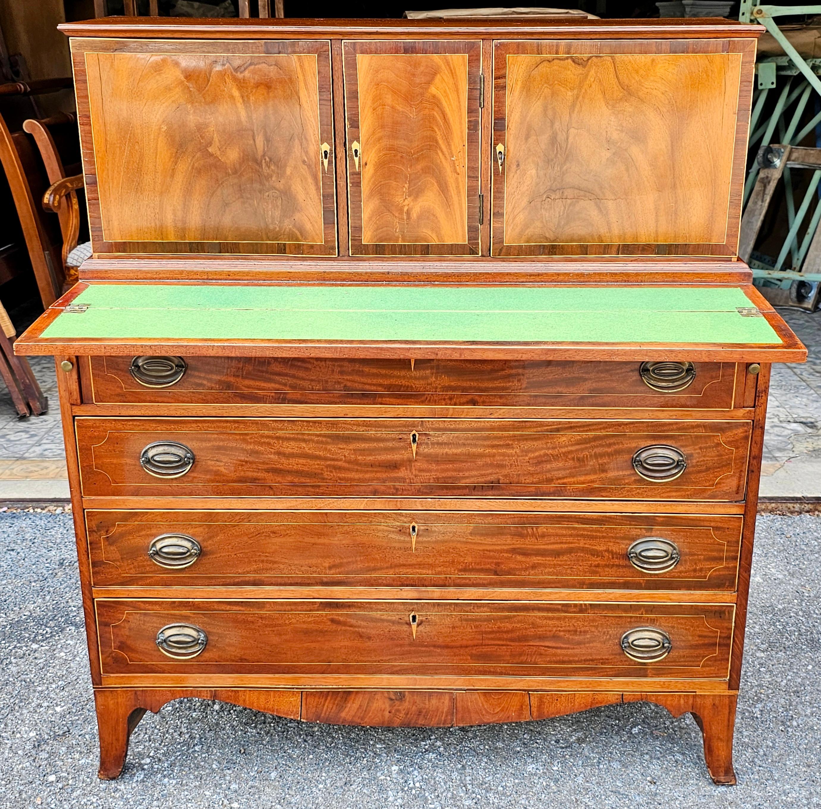 Altro Cassettiera in stile Feder in due parti in mogano satinato, circa 1900 in vendita