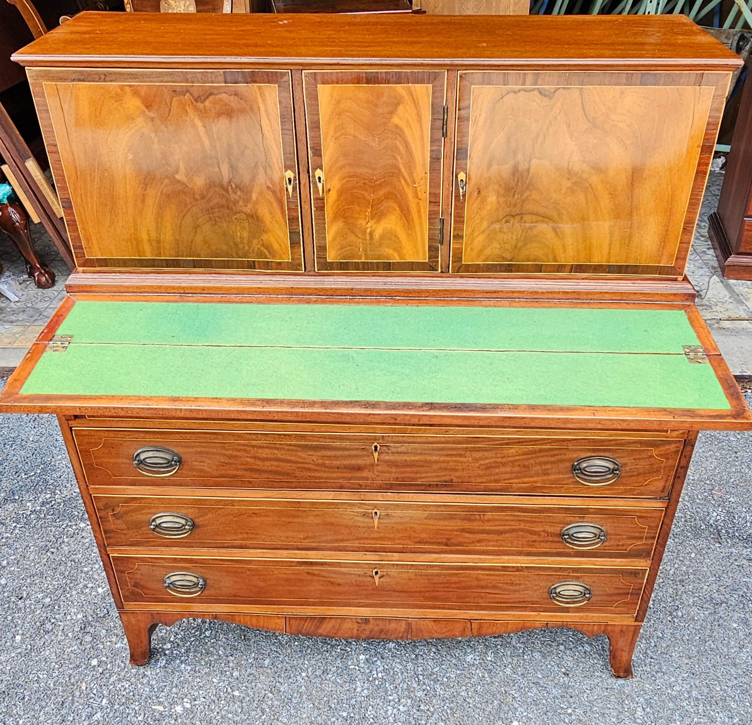 Cassettiera in stile Feder in due parti in mogano satinato, circa 1900 In condizioni buone in vendita a Germantown, MD