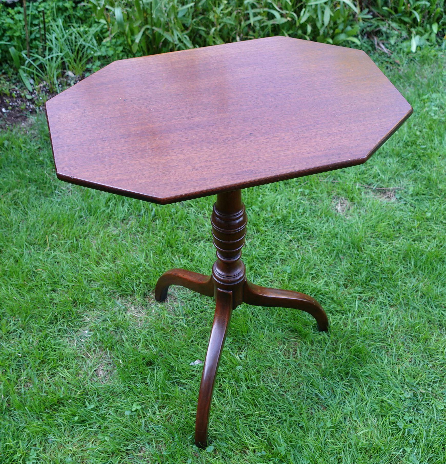 Federal Style Walnut Tilt-Top Candlestand In Good Condition For Sale In Norton, MA