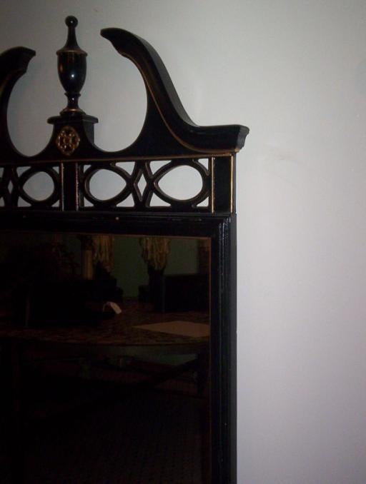 Federal Style Wood Mirror with Gilt Detailing In Good Condition For Sale In Douglas Manor, NY