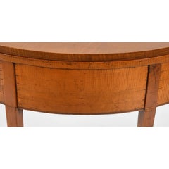 Console demi-lune / table à cartes en érable tigré de style fédéral, début du XIXe siècle