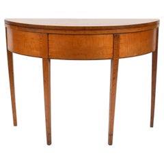 Console demi-lune / table à cartes en érable tigré de style fédéral, début du XIXe siècle