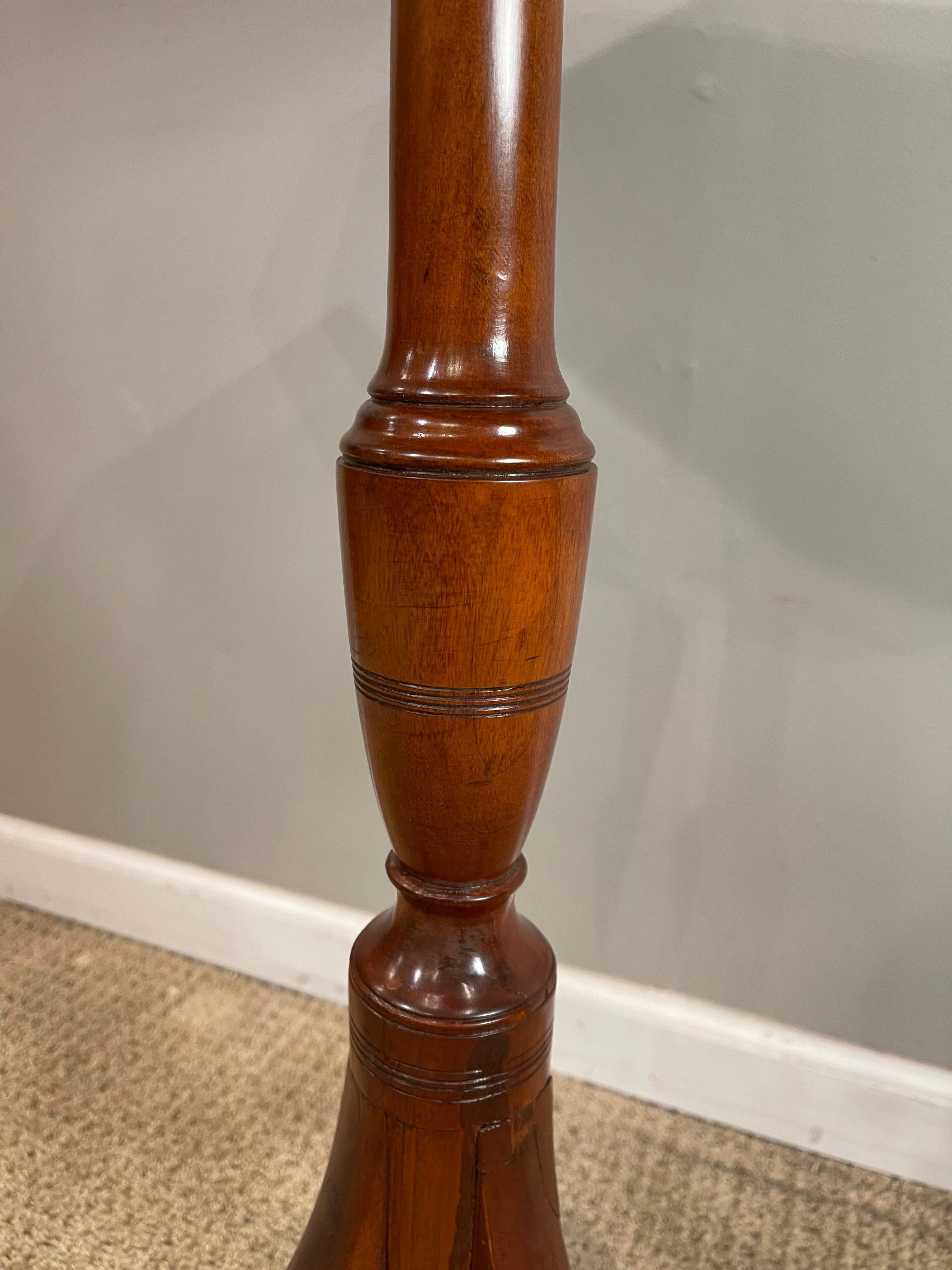 Federal Tigerahorn-Dreibein-Tisch, amerikanisch, frühes 19. Jahrhundert im Angebot 8