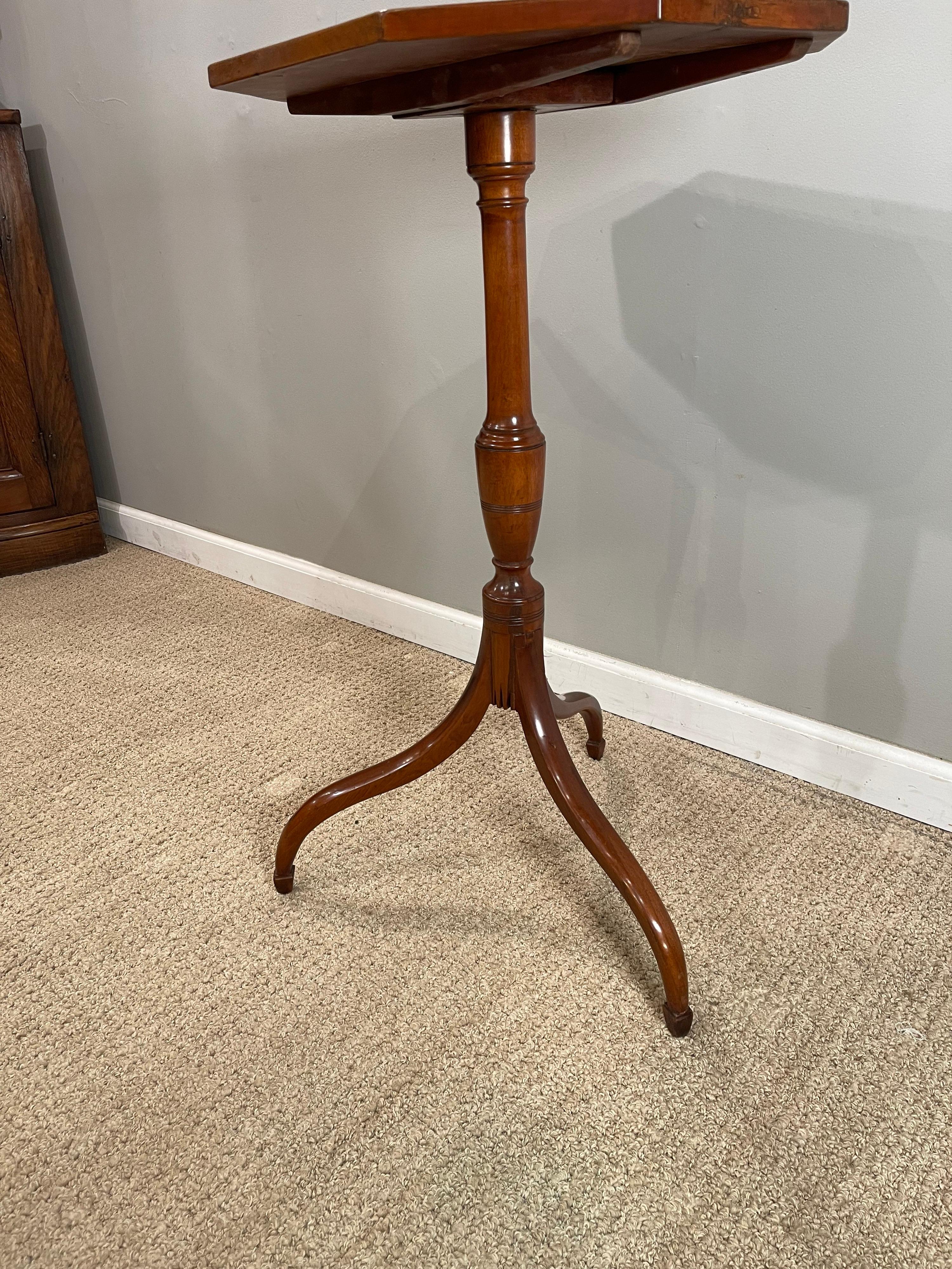 Table tripode en érable tigré fédéral, américain, début du 19e siècle en vente 6
