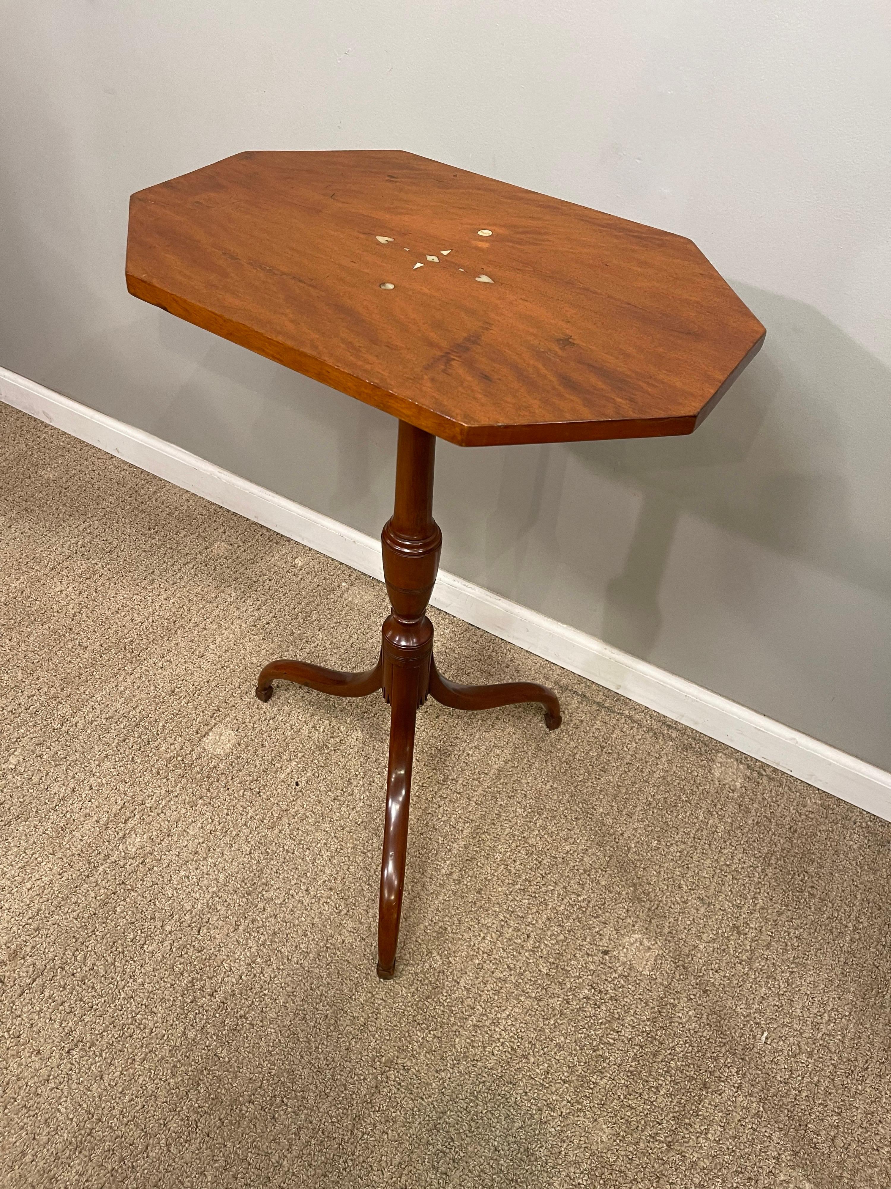 Federal Tigerahorn-Dreibein-Tisch, amerikanisch, frühes 19. Jahrhundert (Poliert) im Angebot