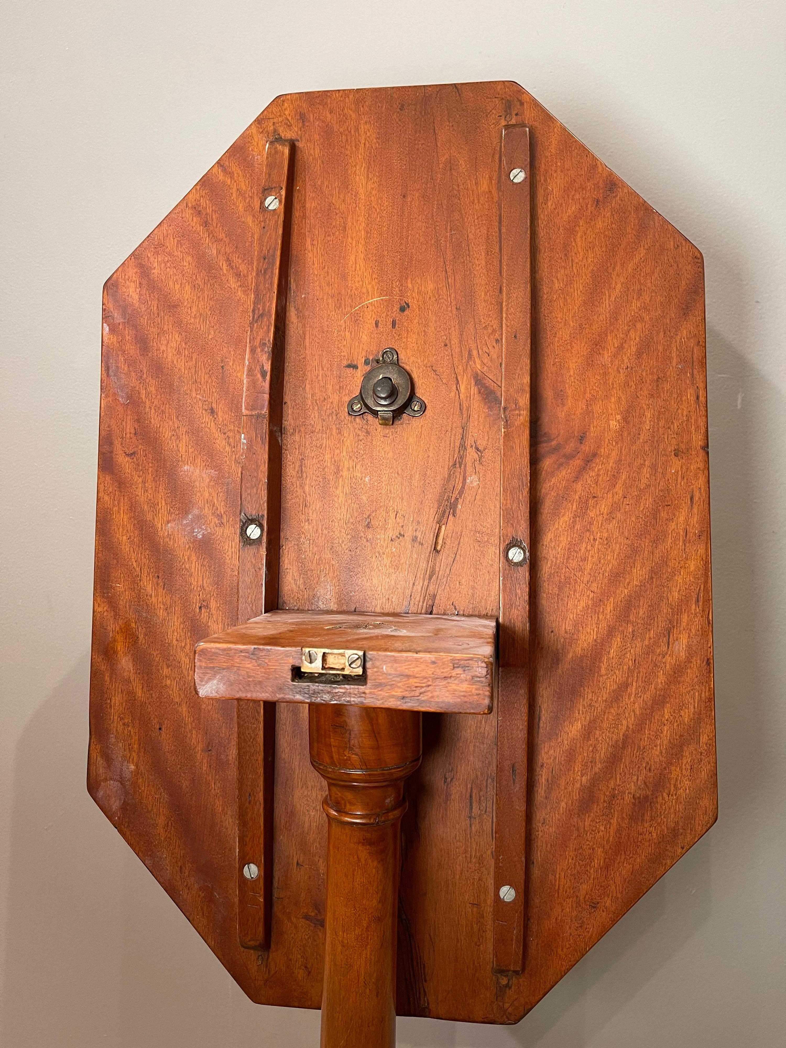 Federal Tigerahorn-Dreibein-Tisch, amerikanisch, frühes 19. Jahrhundert im Zustand „Gut“ im Angebot in New York, NY