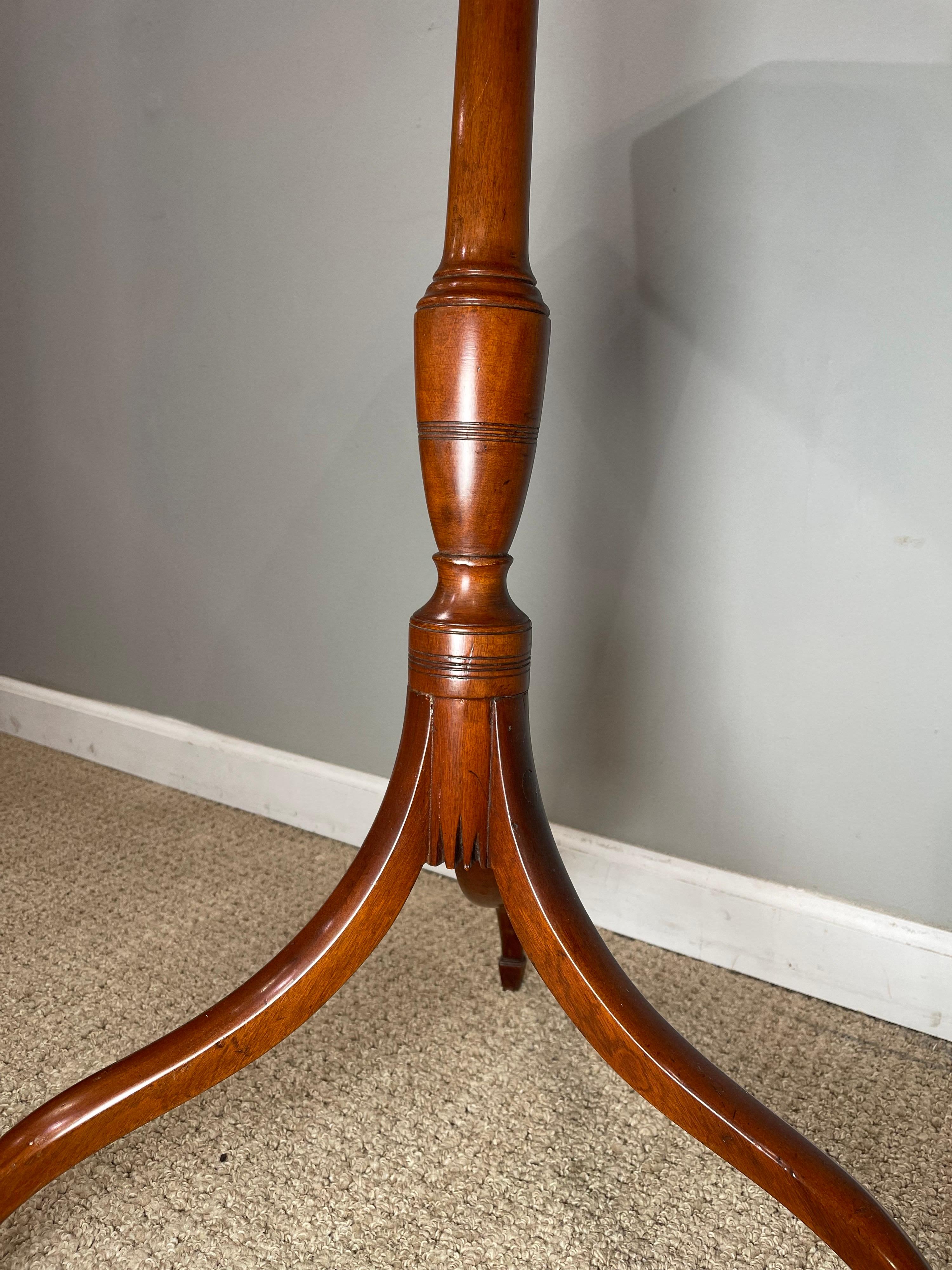 Federal Tigerahorn-Dreibein-Tisch, amerikanisch, frühes 19. Jahrhundert (Holz) im Angebot