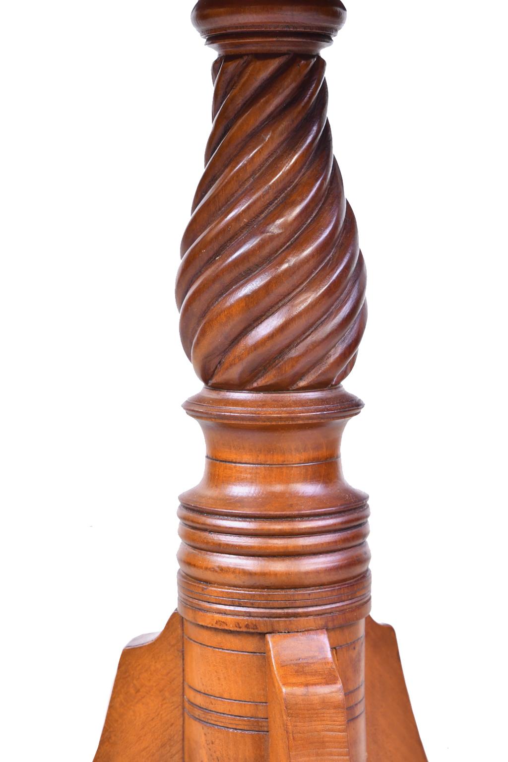 Federal Tilt-Top Tripod Candlestand/Table in Cherrywood, New England, circa 1810 For Sale 5