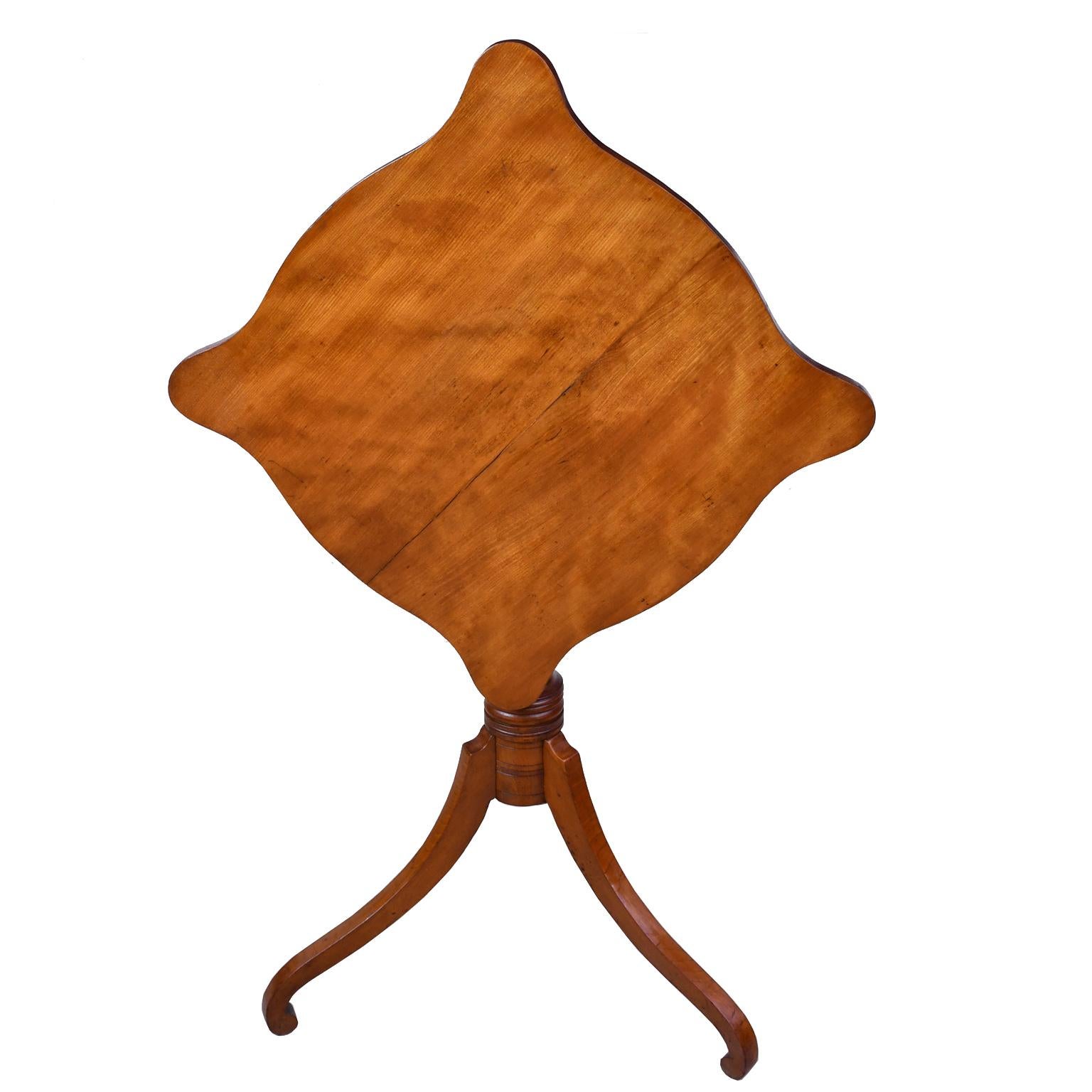Federal Tilt-Top Tripod Candlestand/Table in Cherrywood, New England, circa 1810 In Good Condition For Sale In Miami, FL