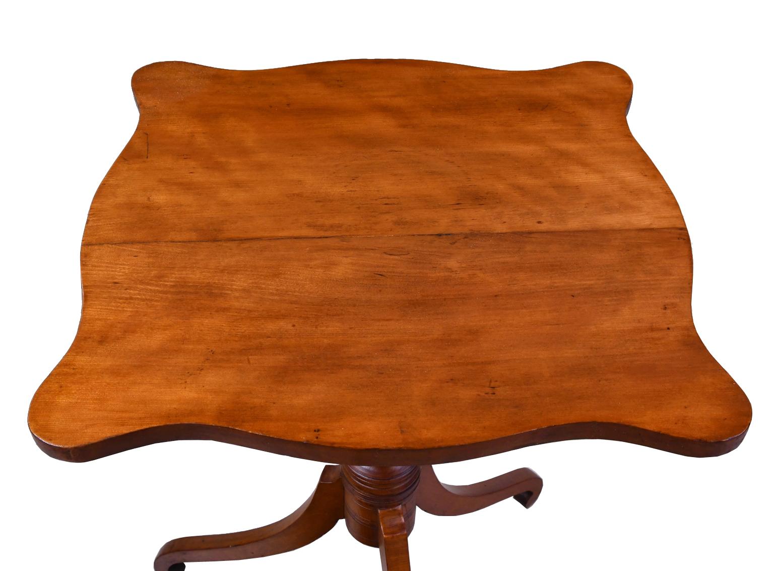 Federal Tilt-Top Tripod Candlestand/Table in Cherrywood, New England, circa 1810 For Sale 3