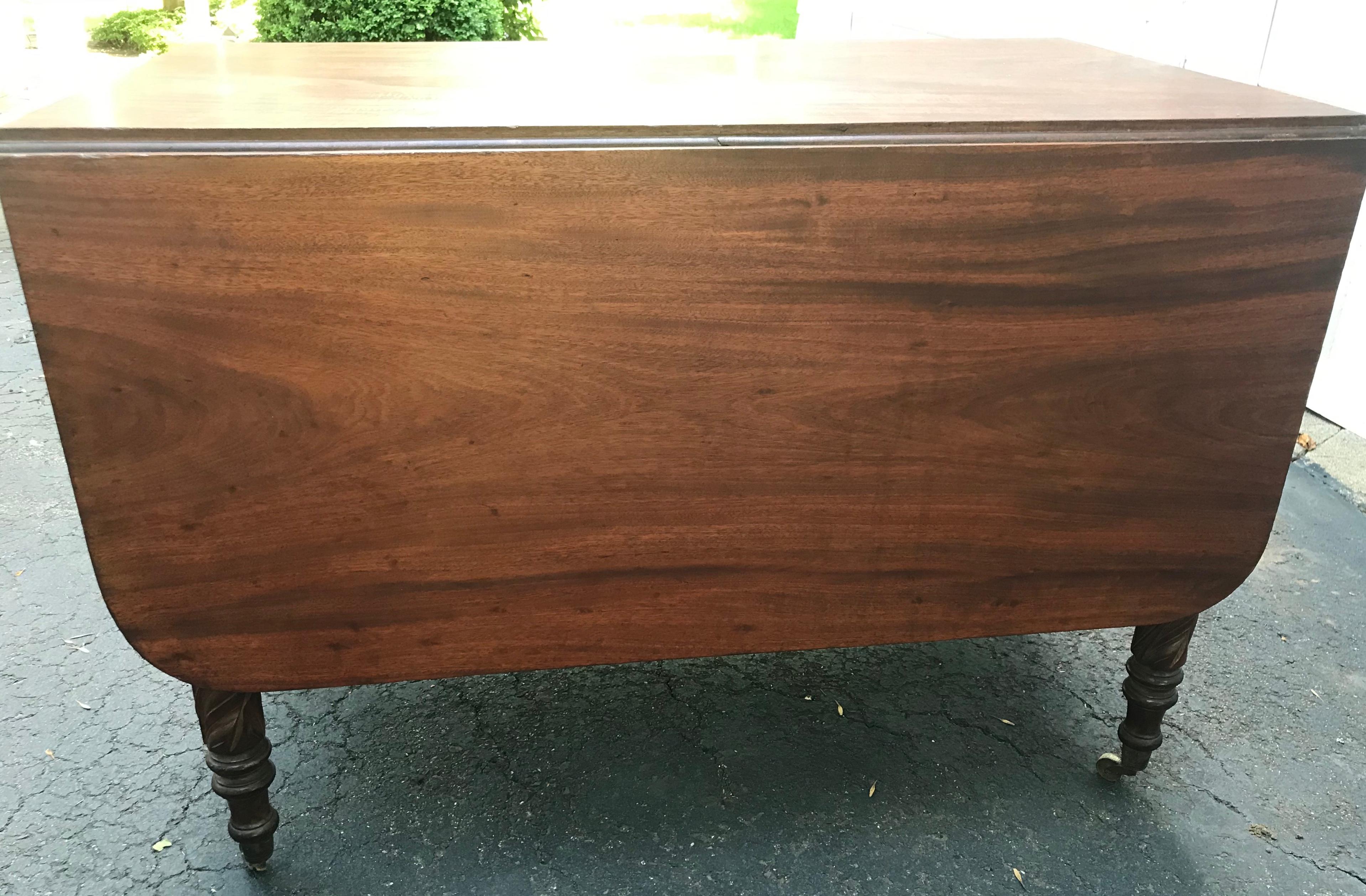 Federal Tobacco Leaf Carved Leg Table In Good Condition For Sale In New York, NY