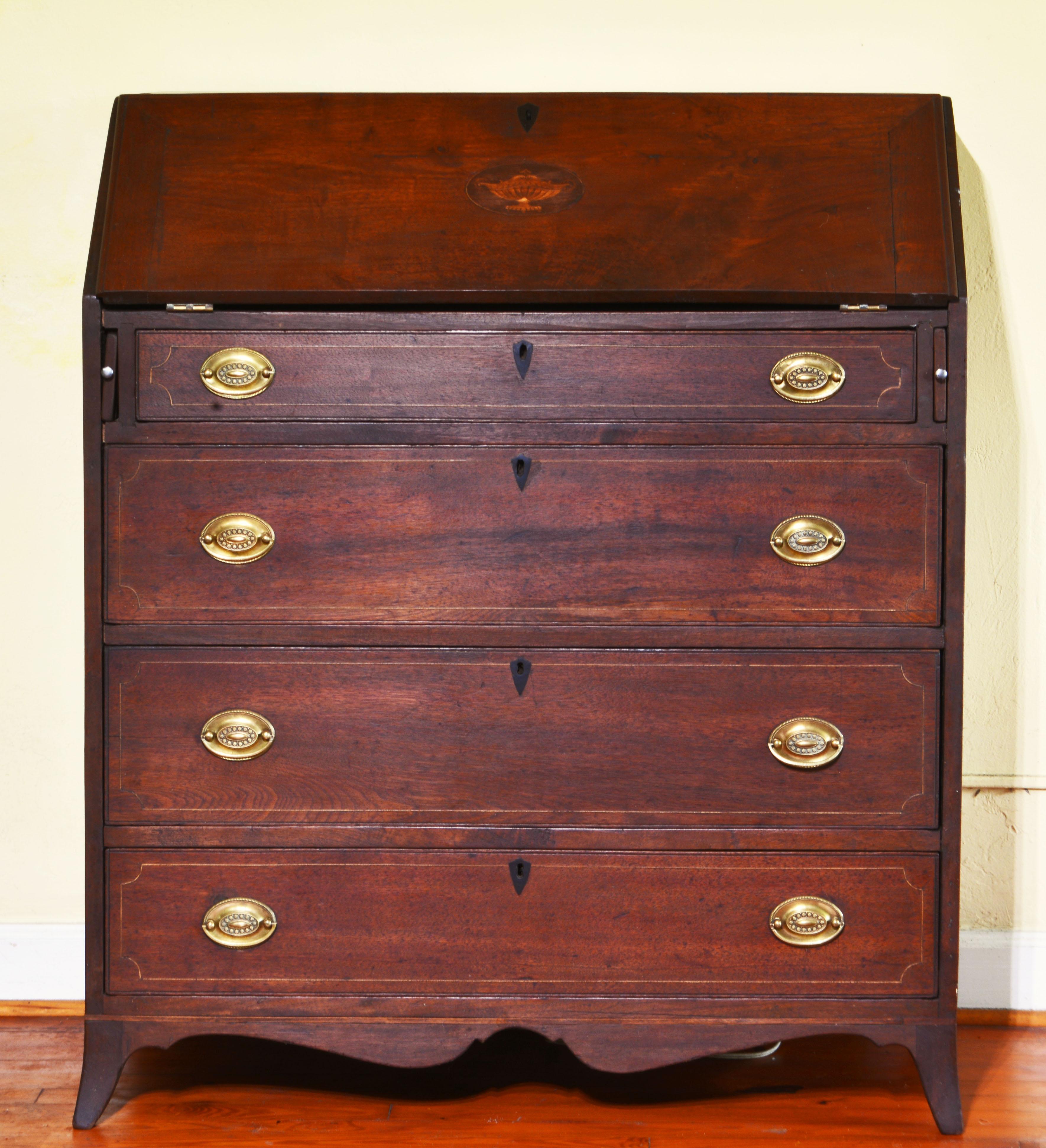 Southern Federal Walnut Slant Front Desk, Piedmont Region Virginia 1800-1820 In Good Condition In Ft. Lauderdale, FL