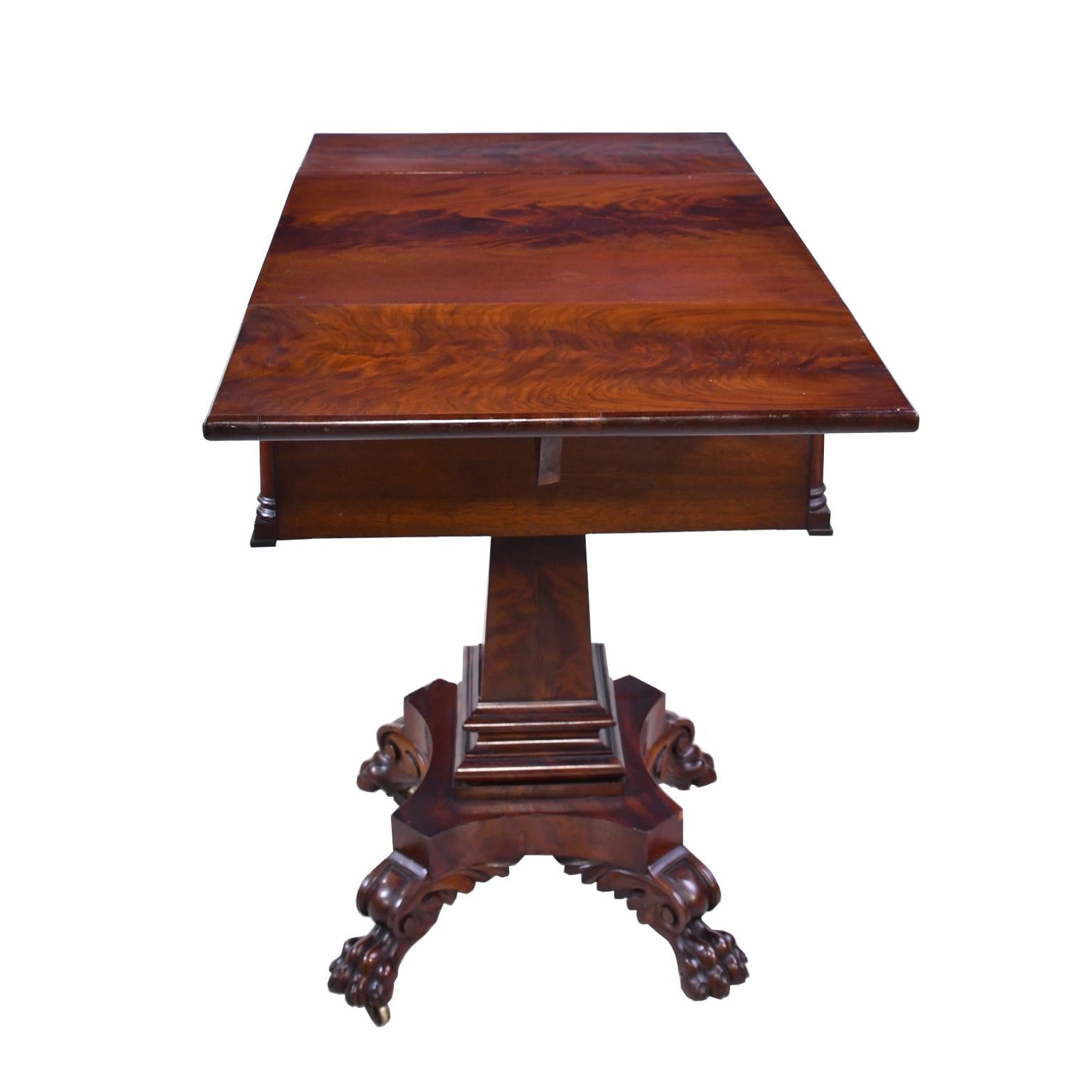 Antique Federal Mahogany Work Table/ Nightstand Attributed to Isaac Vose, Boston In Good Condition For Sale In Miami, FL