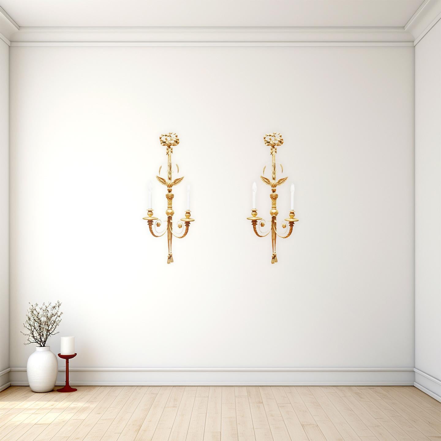 Anonyme
États-Unis d'Amérique ; 20e siècle
Bois doré et fer doré, verre

Dimensions approximatives : 44 (h) x 14 (l) x 10 (p) in.

Une belle paire d'appliques murales en bois doré de style fédéraliste avec des vrilles éclatantes et des bras en