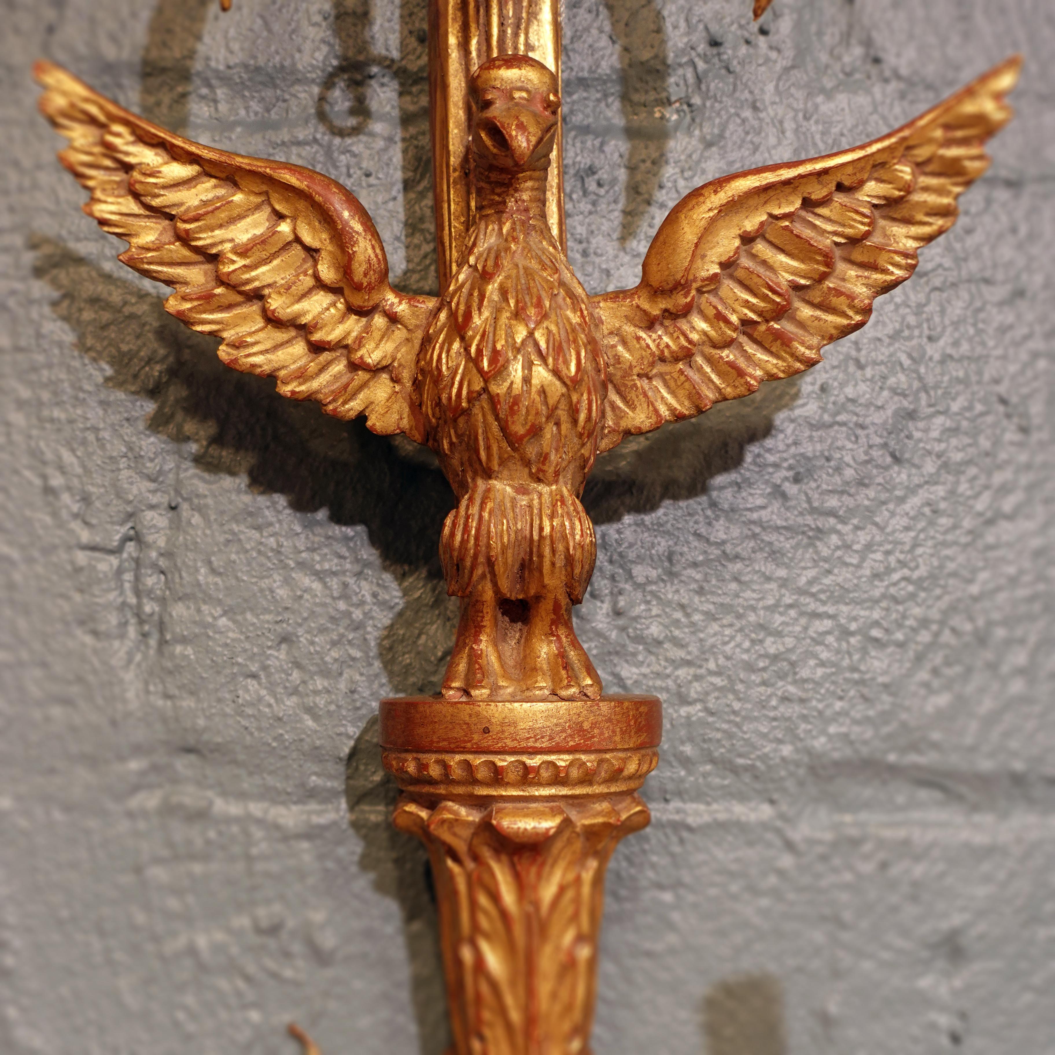 Fédéral Paire d'appliques murales en bois et fer doré à motif d'aigle fédéraliste en vente