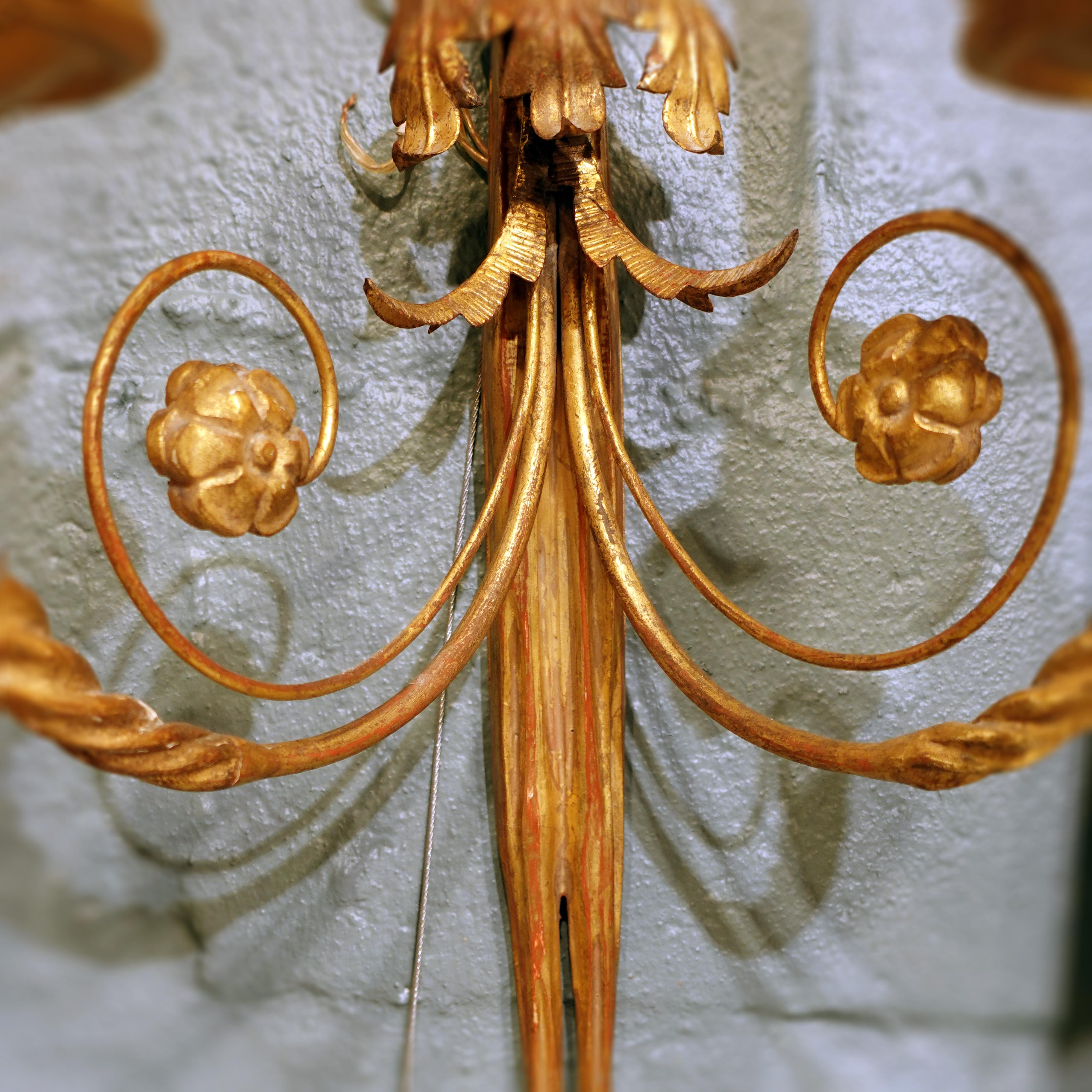 Sculpté à la main Paire d'appliques murales en bois et fer doré à motif d'aigle fédéraliste en vente