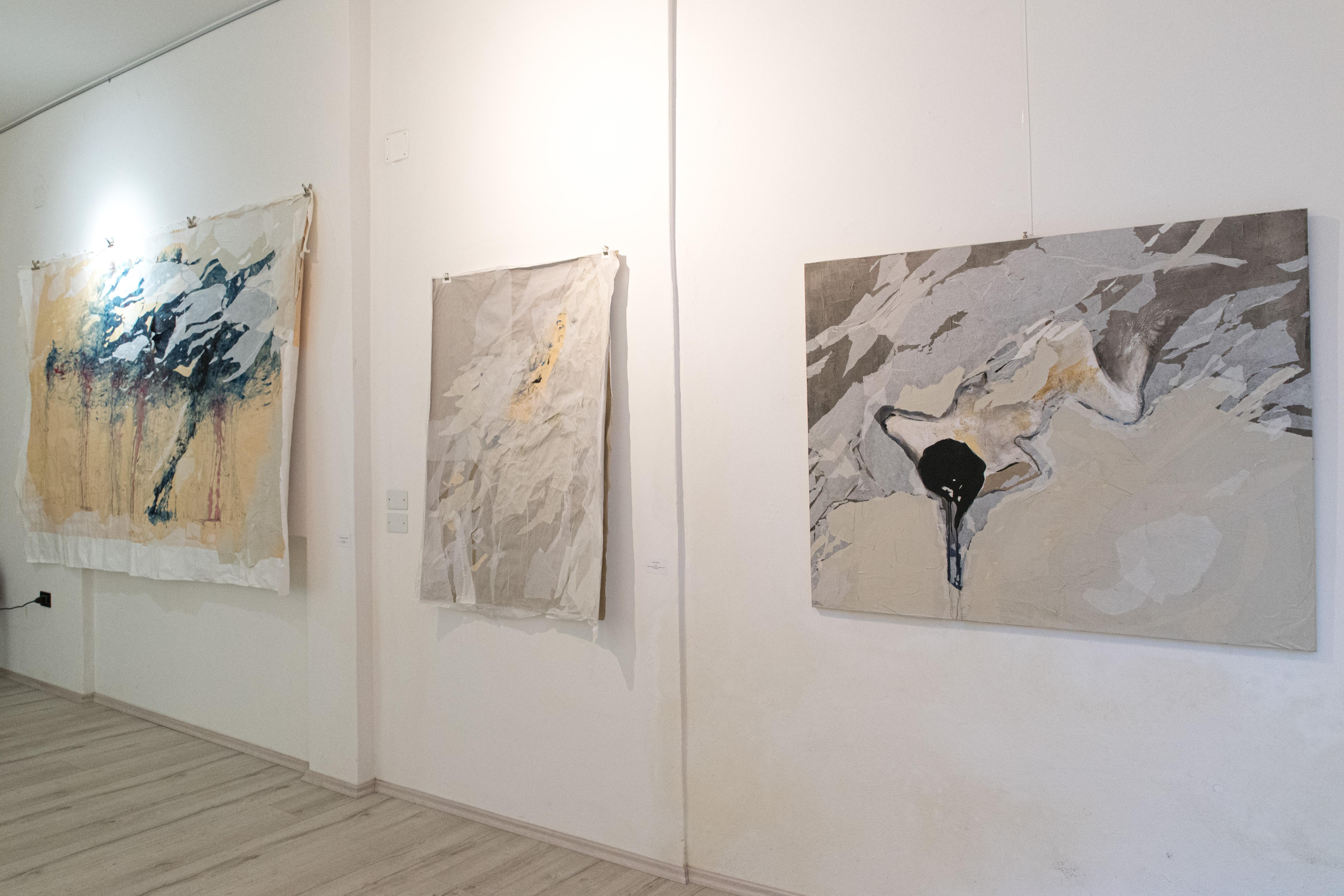 Texturiertes abstraktes Gemälde auf Leinwand in Mischtechnik und Collage „Flight - Kiss“ (Abstrakt), Painting, von Federica Aiello Pini