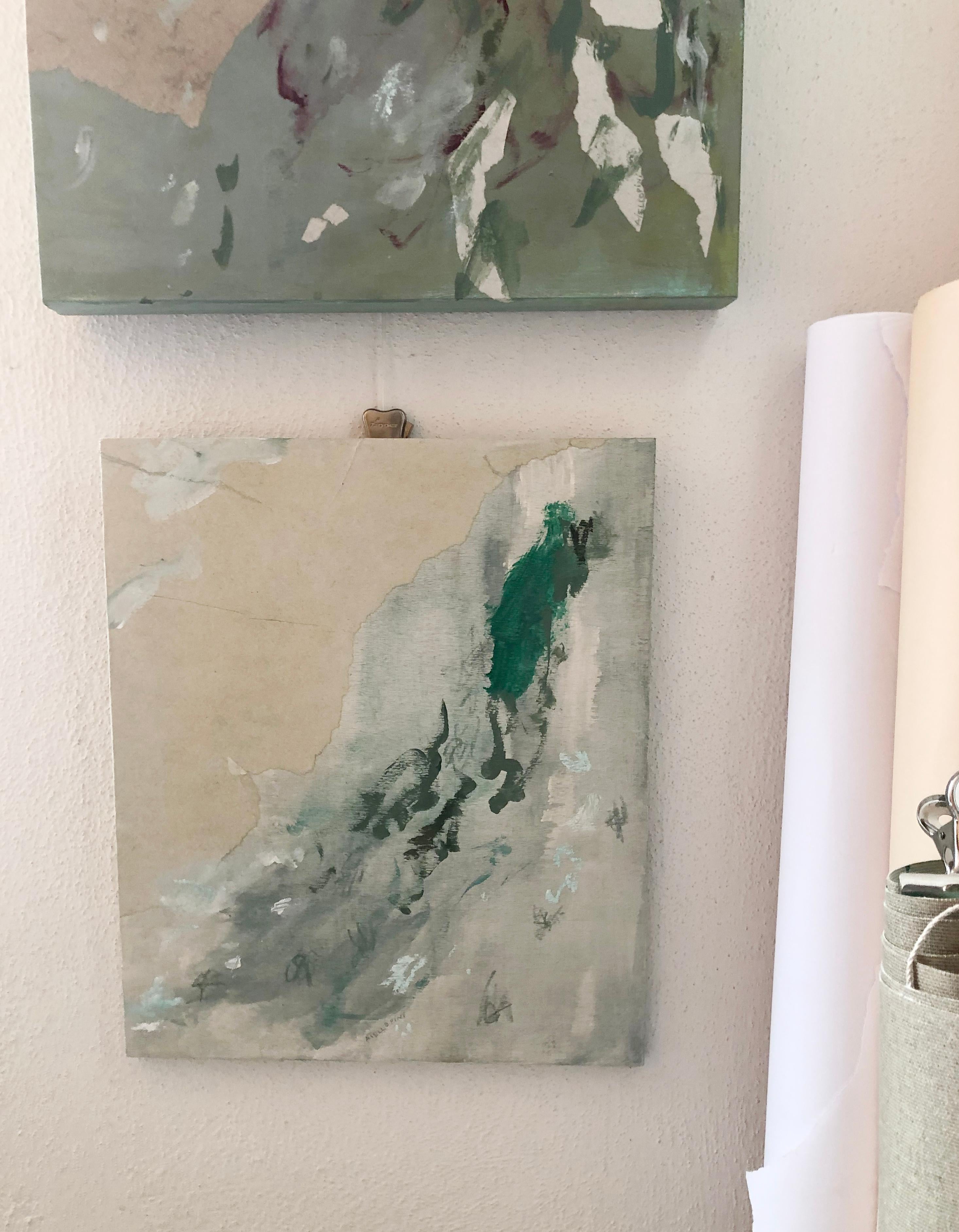 Pittura astratta moderna a tecnica mista e collage ispirata alla Nature, che mette in discussione la realtà, giocando con inserti di carta per introdurre il dubbio di qualcosa di più. Nella ricerca dell'artista contemporanea Federica Aiello Pini, il