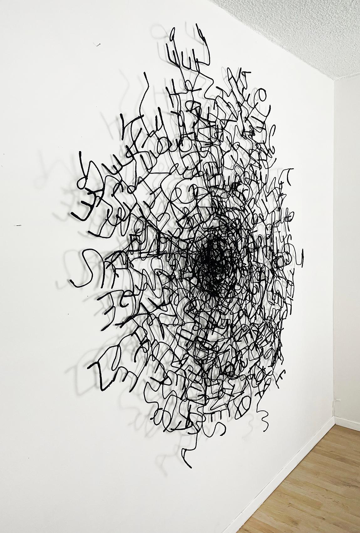 Federica Patera y Andrea Sbra Perego, es decir, atar con un hilo la literatura y el arte.
Su colaboración combina las experiencias de ambos en una obra común, con la intención de ser un puente, una confluencia de las dos disciplinas.
El dúo nació