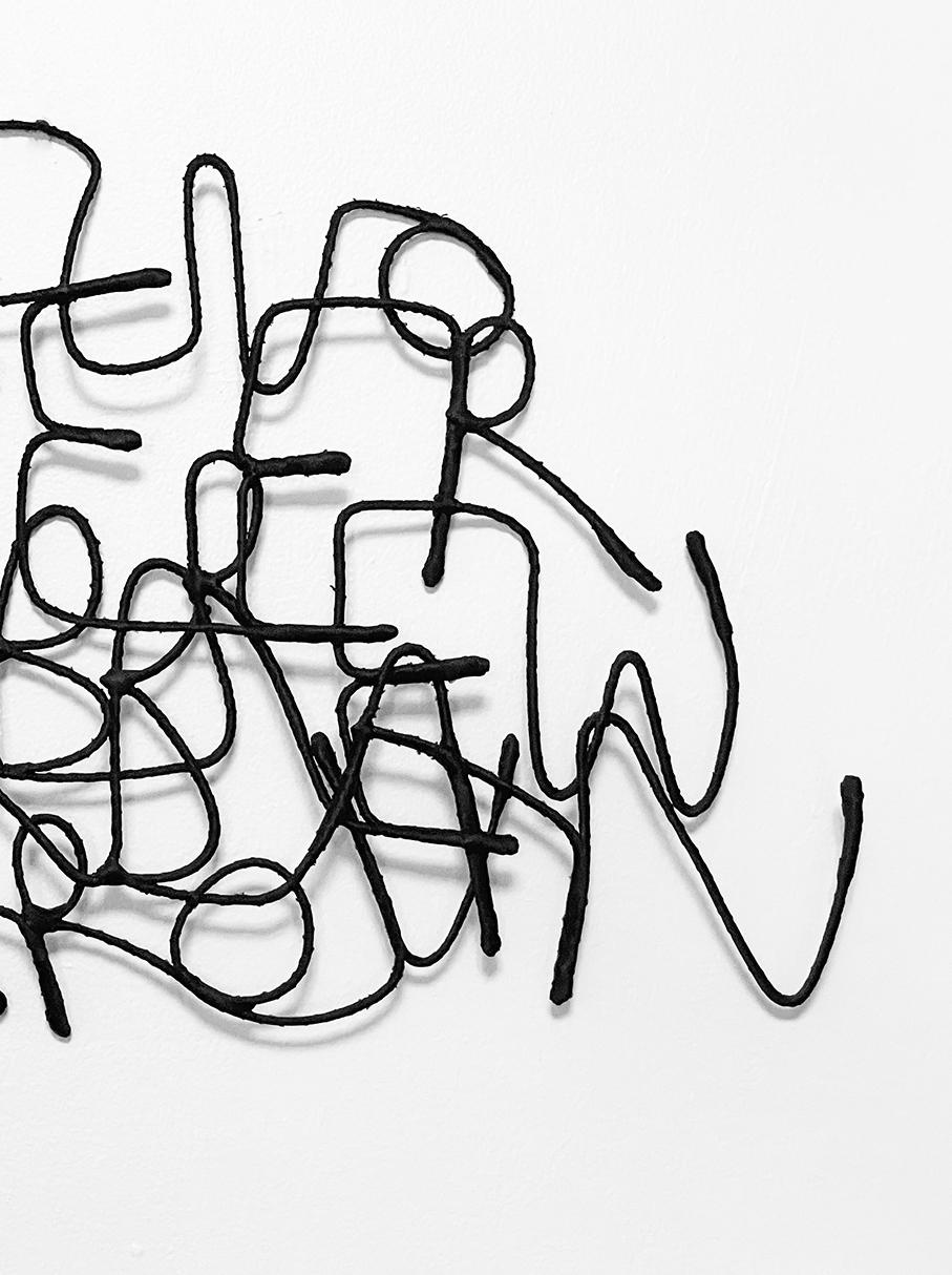 Wandskulptur aus Faser: „Vicino“ (Grau), Figurative Sculpture, von  Federica Patera and Andrea Sbra Pereg
