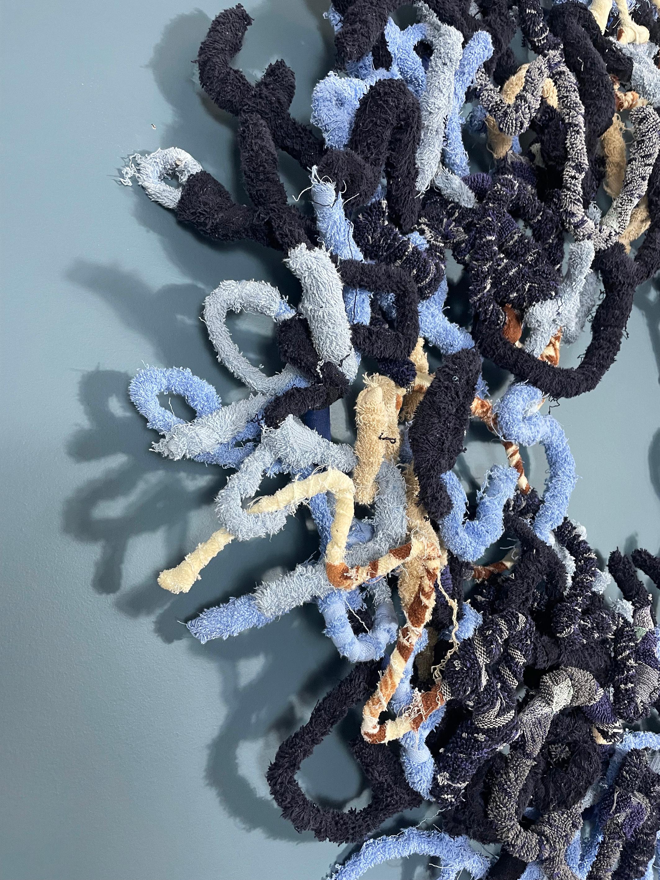 Bei der Serie Corals liegt das Potenzial für Missverständnisse in der Form der Werke, die Korallen ähneln: Sie sehen zwar aus wie Pflanzen oder Steine, sind aber in Wirklichkeit in Kolonien lebende Tiere. Dieses kollektive Bild erinnert daran, wie