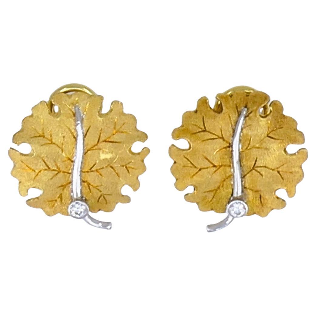 A pair of gorgeous Federico Buccellati leaf design 18k gold diamond earrings.
These day-and-night earrings feature tops that are suspending a detachable ornament. Come with the original pouch and Federico Buccellati certificate.
These Federico