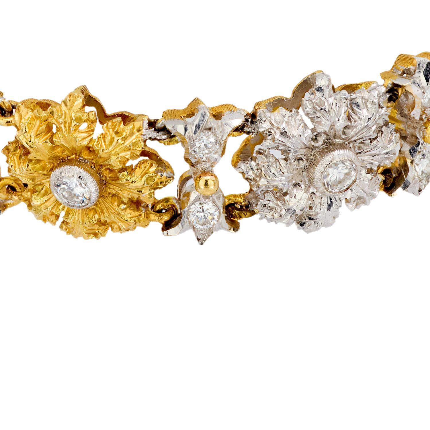Un incroyable bracelet en métaux mixtes du designer italien Federico Buccellati datant de l'époque rétro (ca1950s) ! Réalisé en or blanc et en or jaune 18 carats, ce bracelet est composé de 10 maillons à motifs floraux sculptés de manière complexe.
