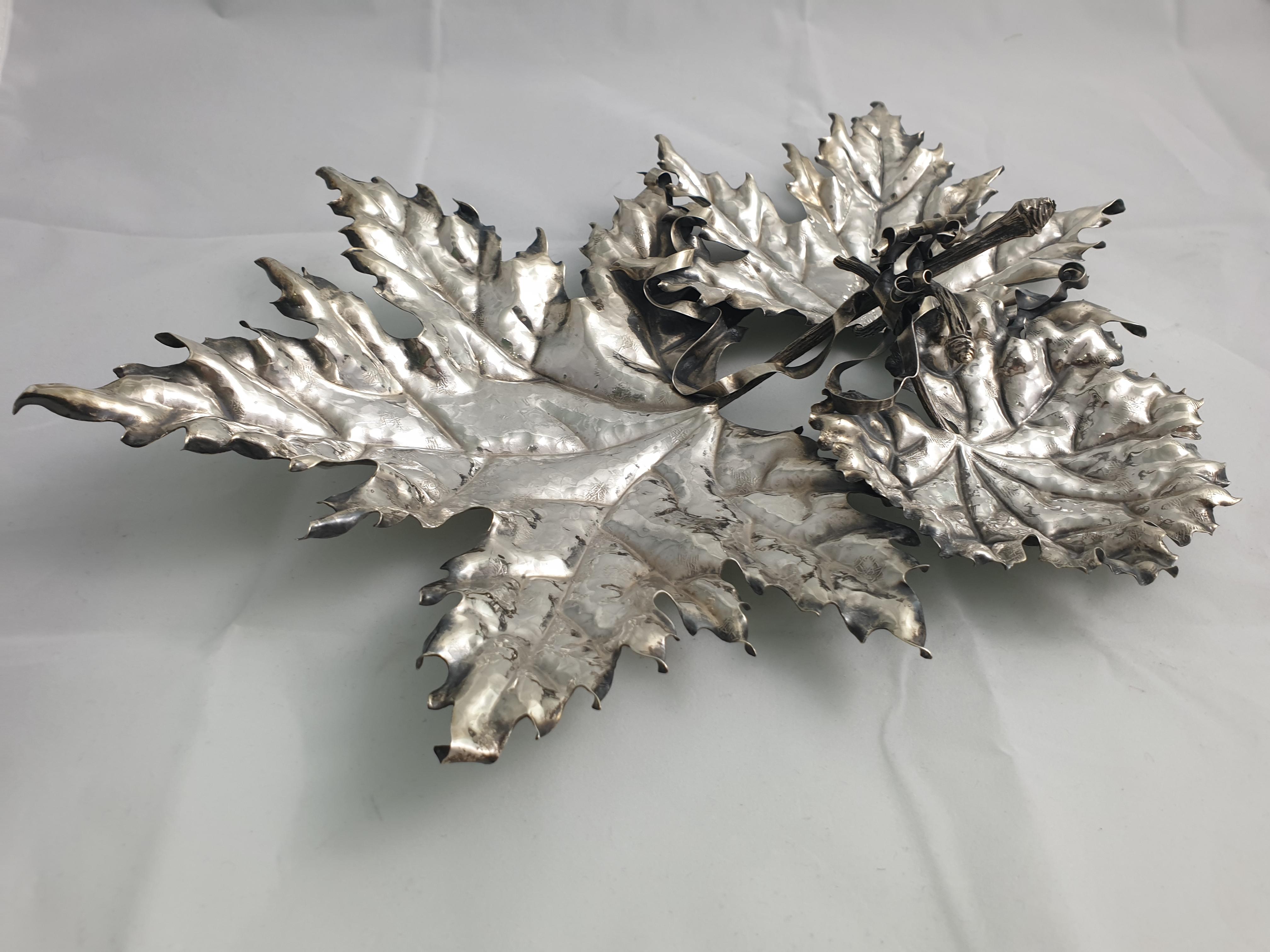 Sterling silver centerpiece by Federico Buccellati.

Composed by 3 sterling silver engraved leaves.

Excellent quality and details as usual in Buccellati's objects.





 