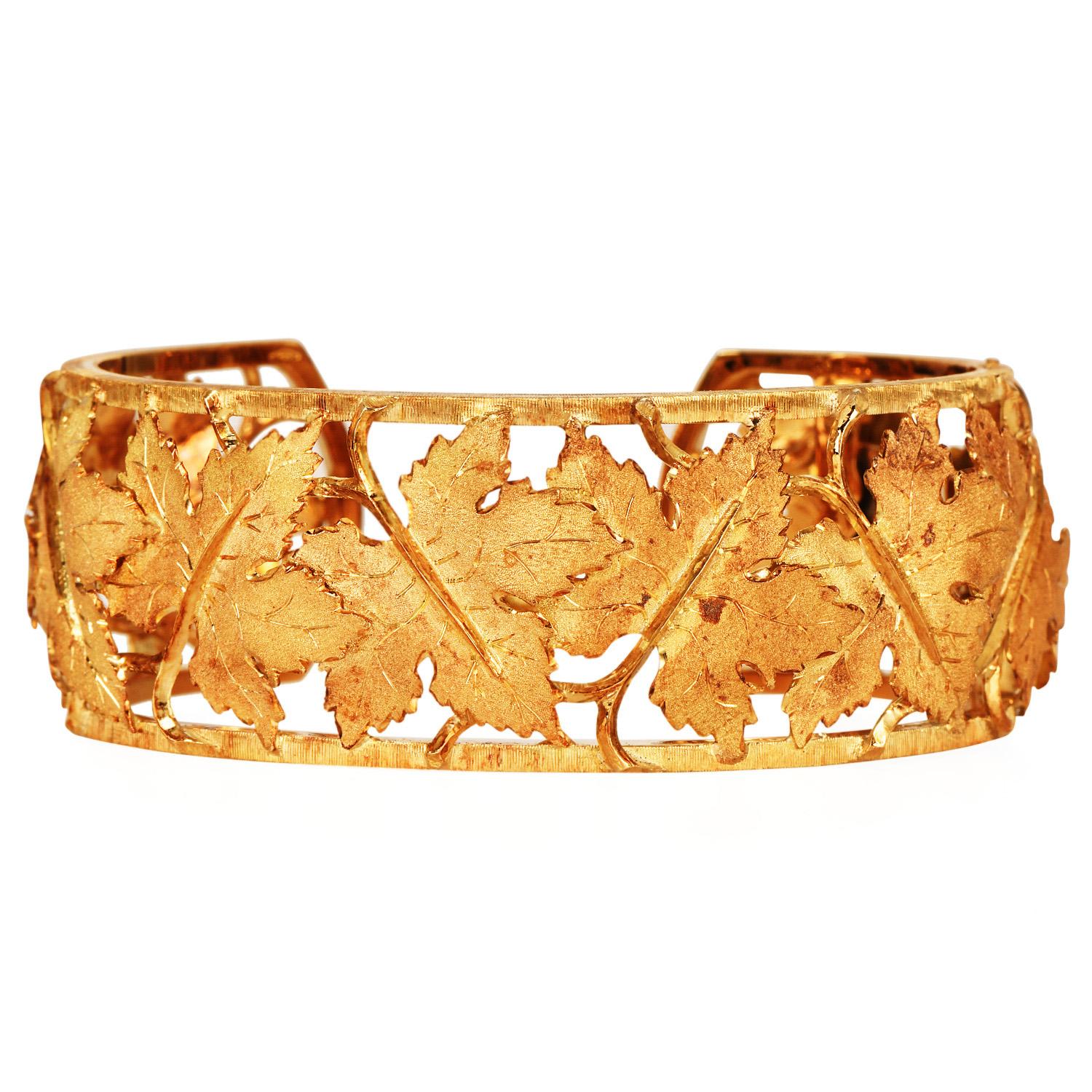 Bracciale a forma di foglia d'acero in oro giallo 18 carati di Buccellati

Bracciale Buccellati con foglia d'acero, dal design splendido e magistralmente realizzato a mano dall'illustre designer italiano Federico Buccellati, con una tradizione di
